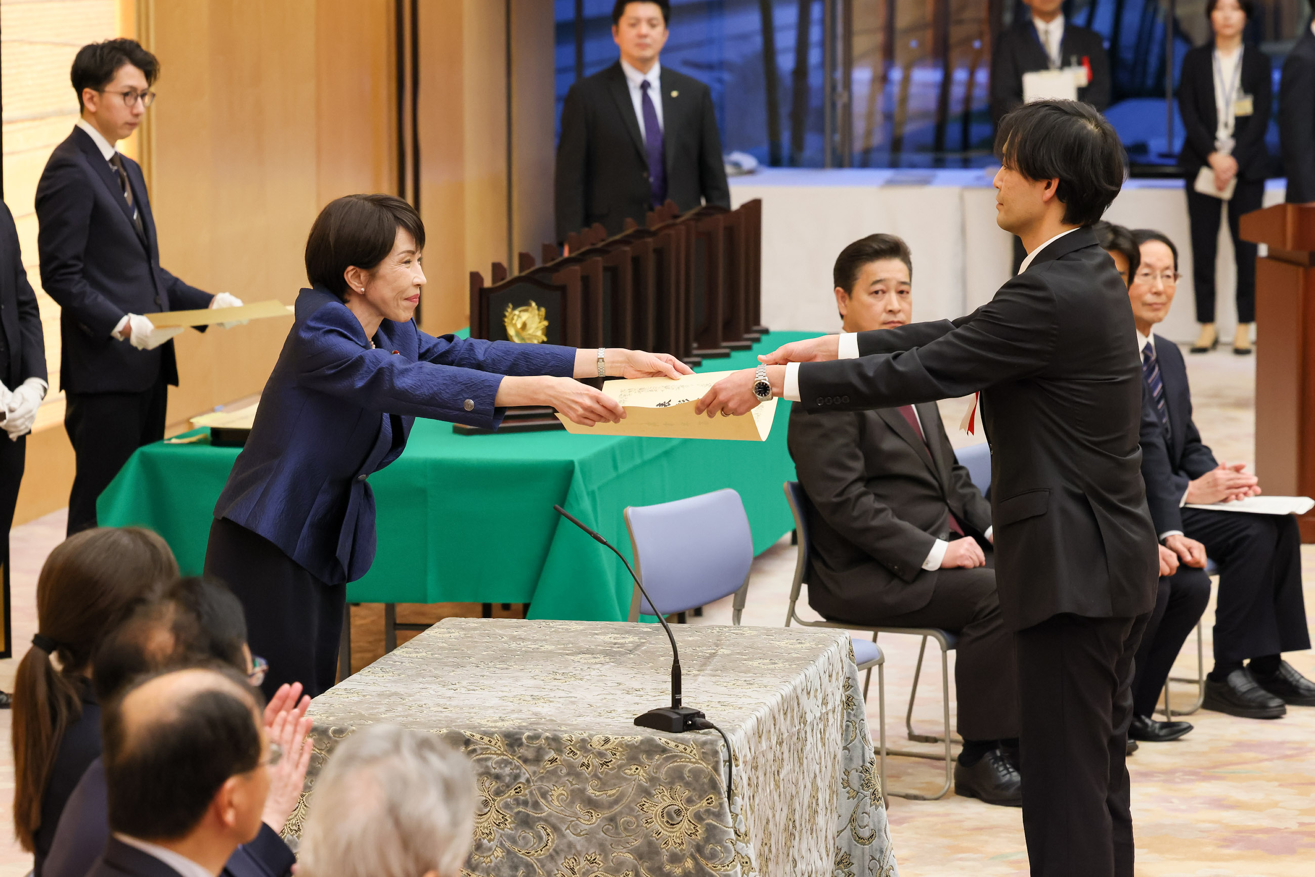 Prime Minister Takaichi presenting a certificate of award (2)