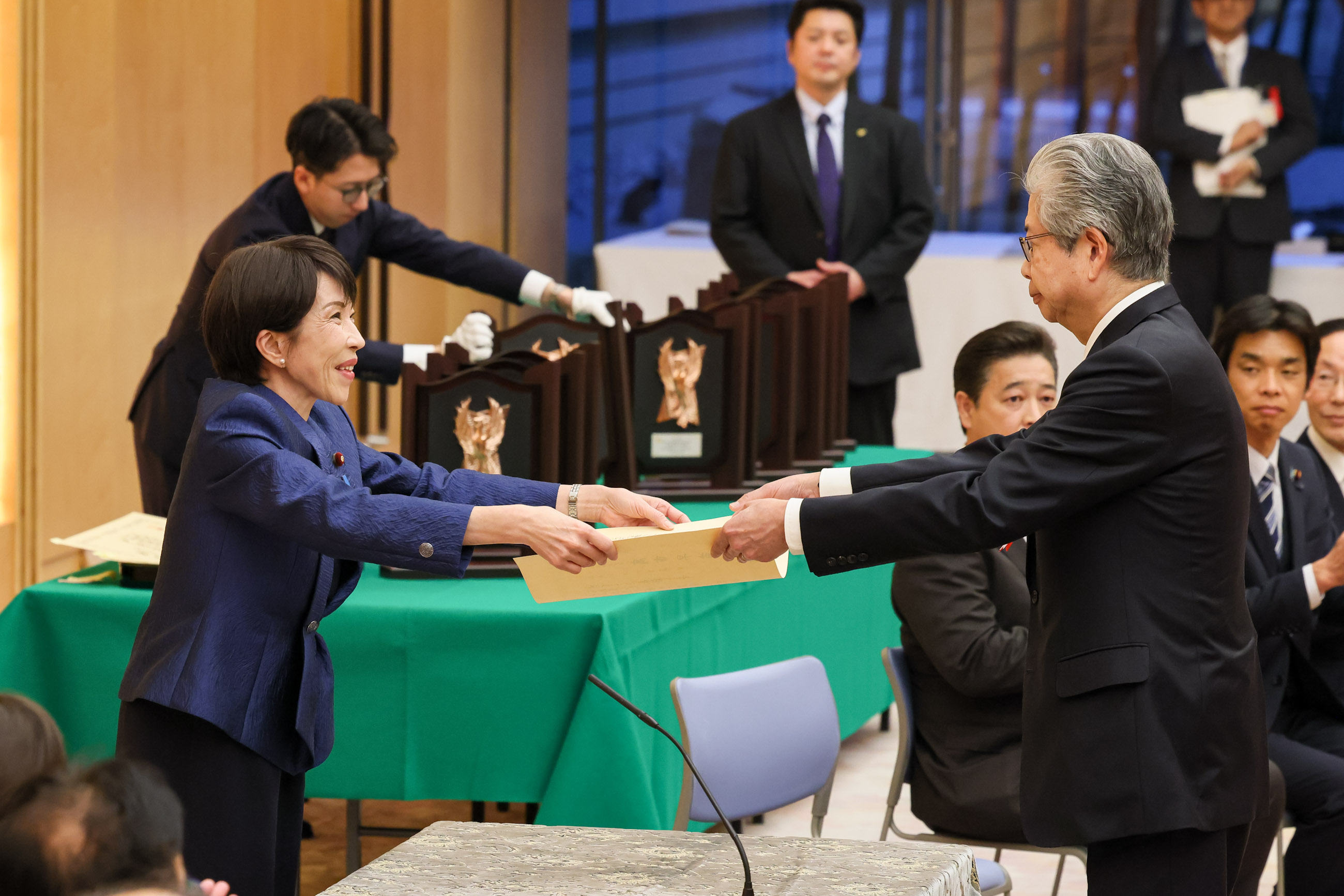 Prime Minister Takaichi presenting a certificate of award (3)