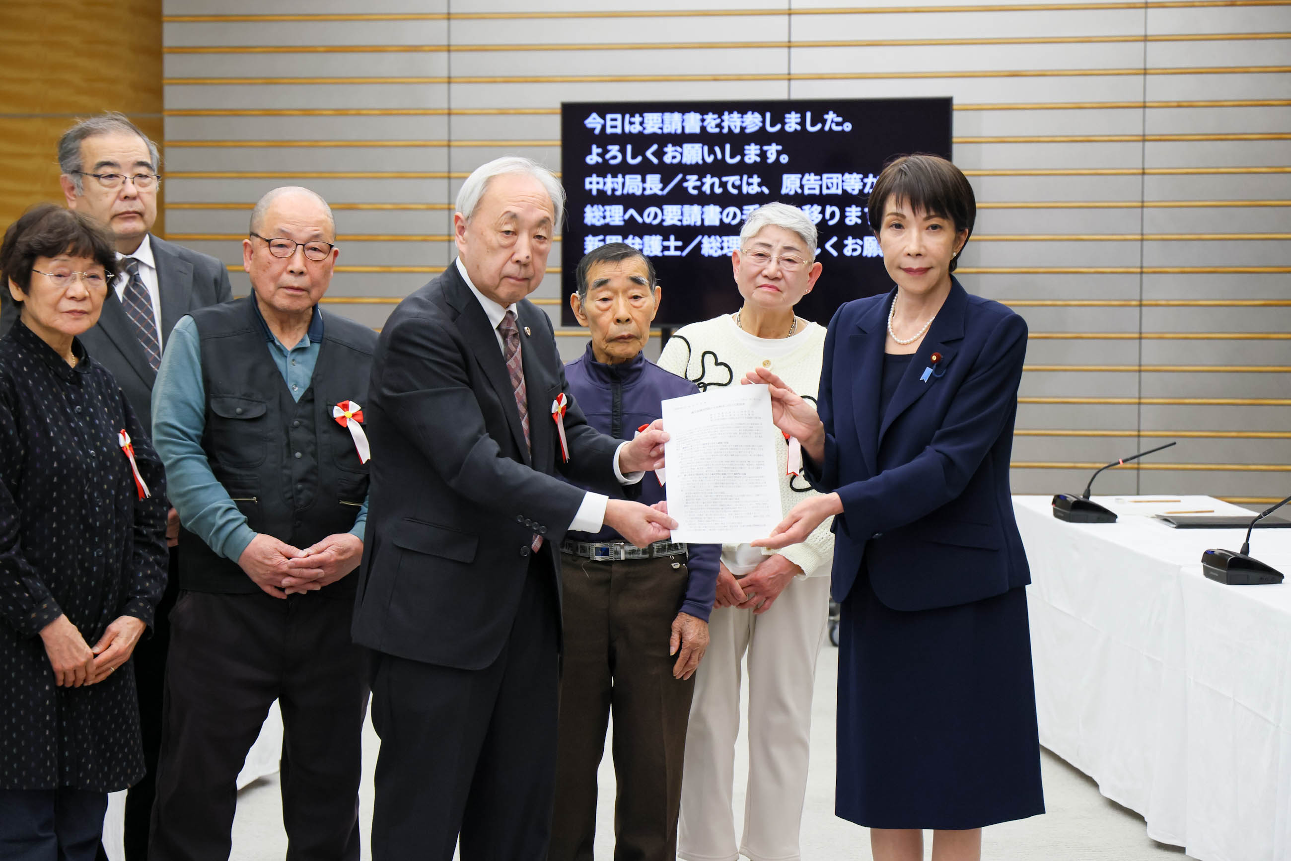 Prime Minister Takaichi meeting with the groups of plaintiffs and others (1)