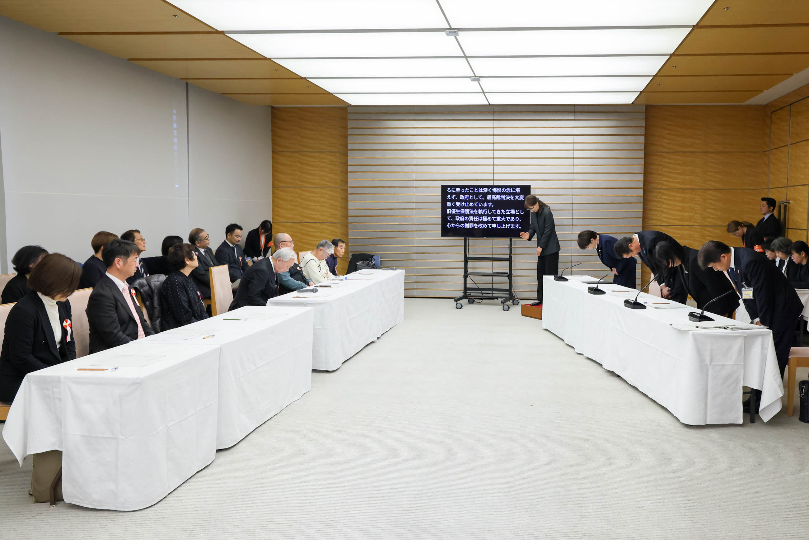 Prime Minister Takaichi meeting with the groups of plaintiffs and others (2)