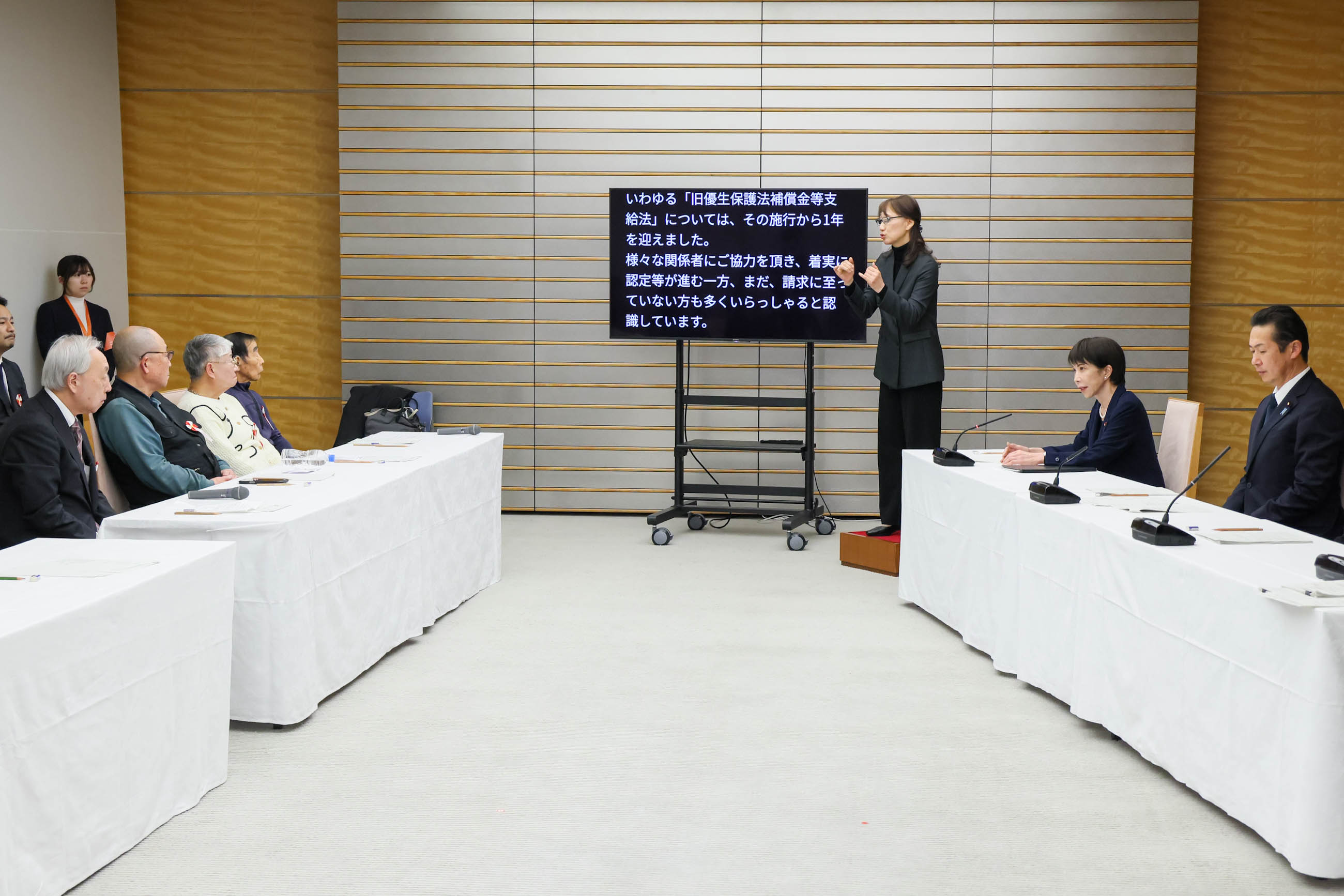 Prime Minister Takaichi meeting with the groups of plaintiffs and others (3)