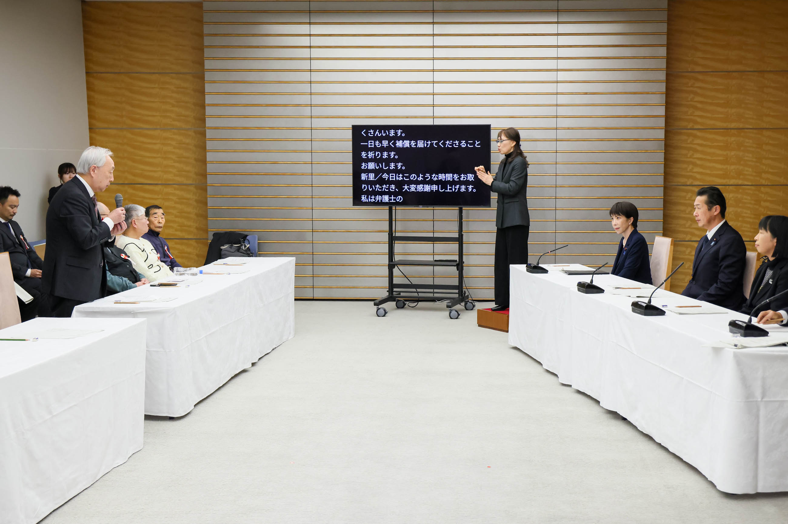 Prime Minister Takaichi meeting with the groups of plaintiffs and others (5)