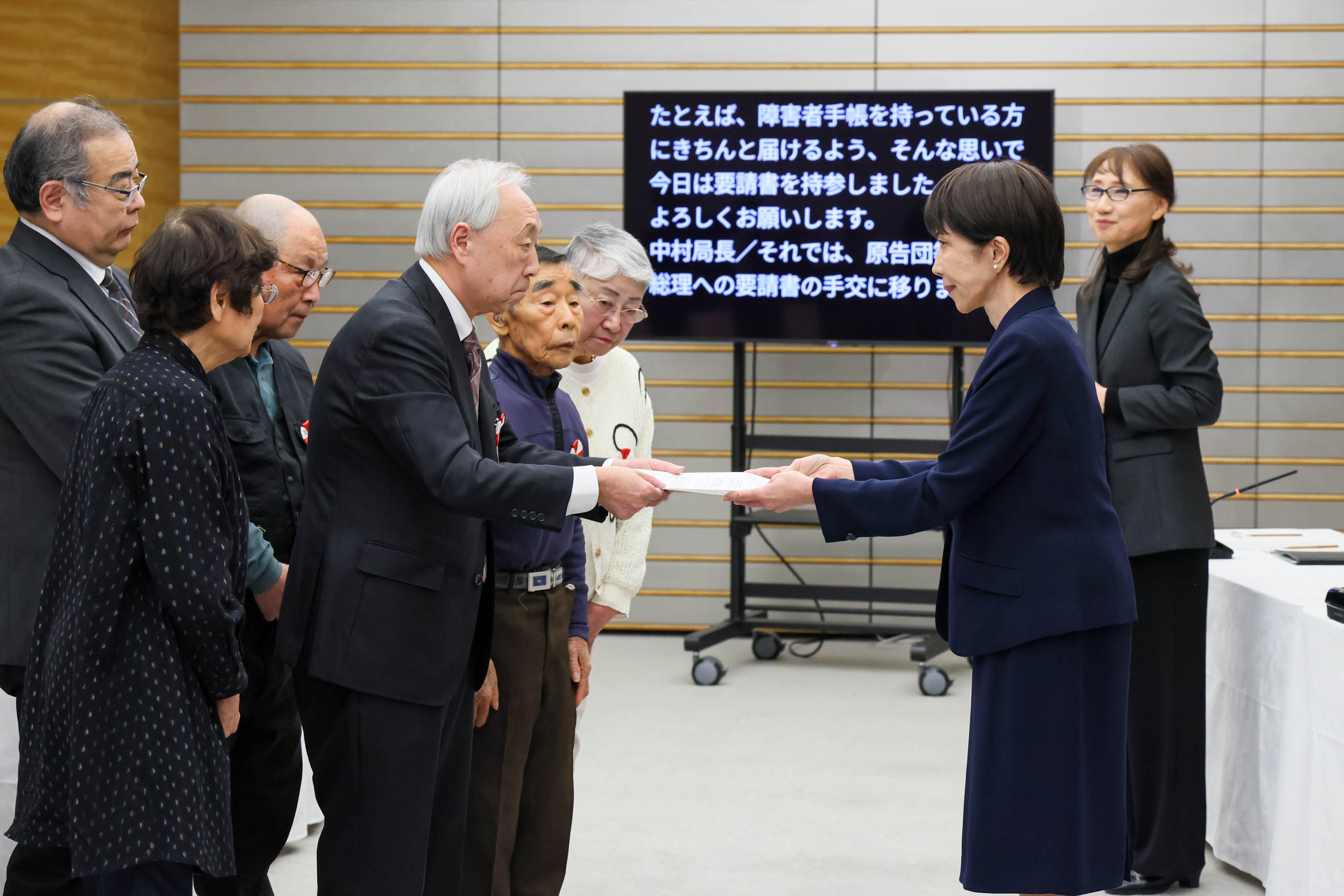 Prime Minister Takaichi meeting with the groups of plaintiffs and others (6)