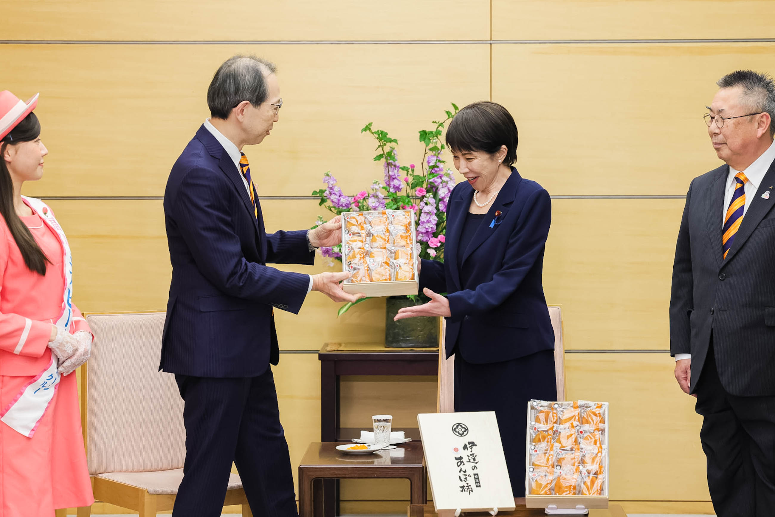 Prime Minister Takaichi receiving Anpogaki persimmons (2)