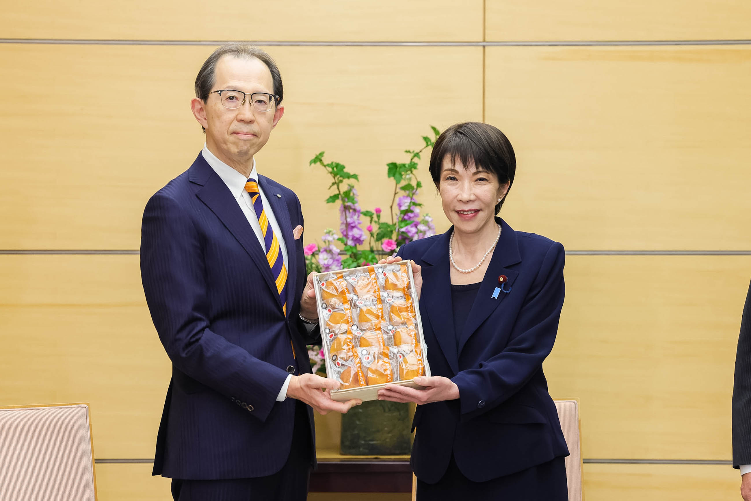 Prime Minister Takaichi receiving Anpogaki persimmons (3)
