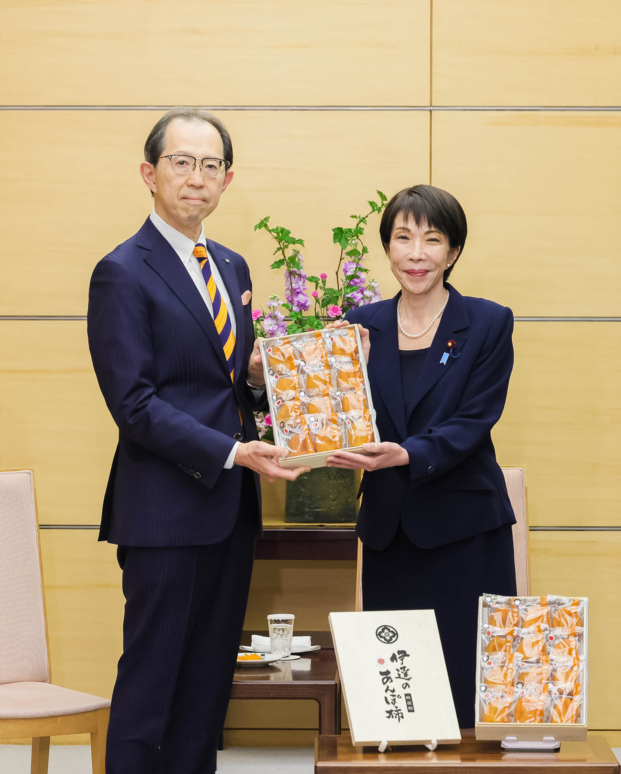 Prime Minister Takaichi receiving Anpogaki persimmons (4)