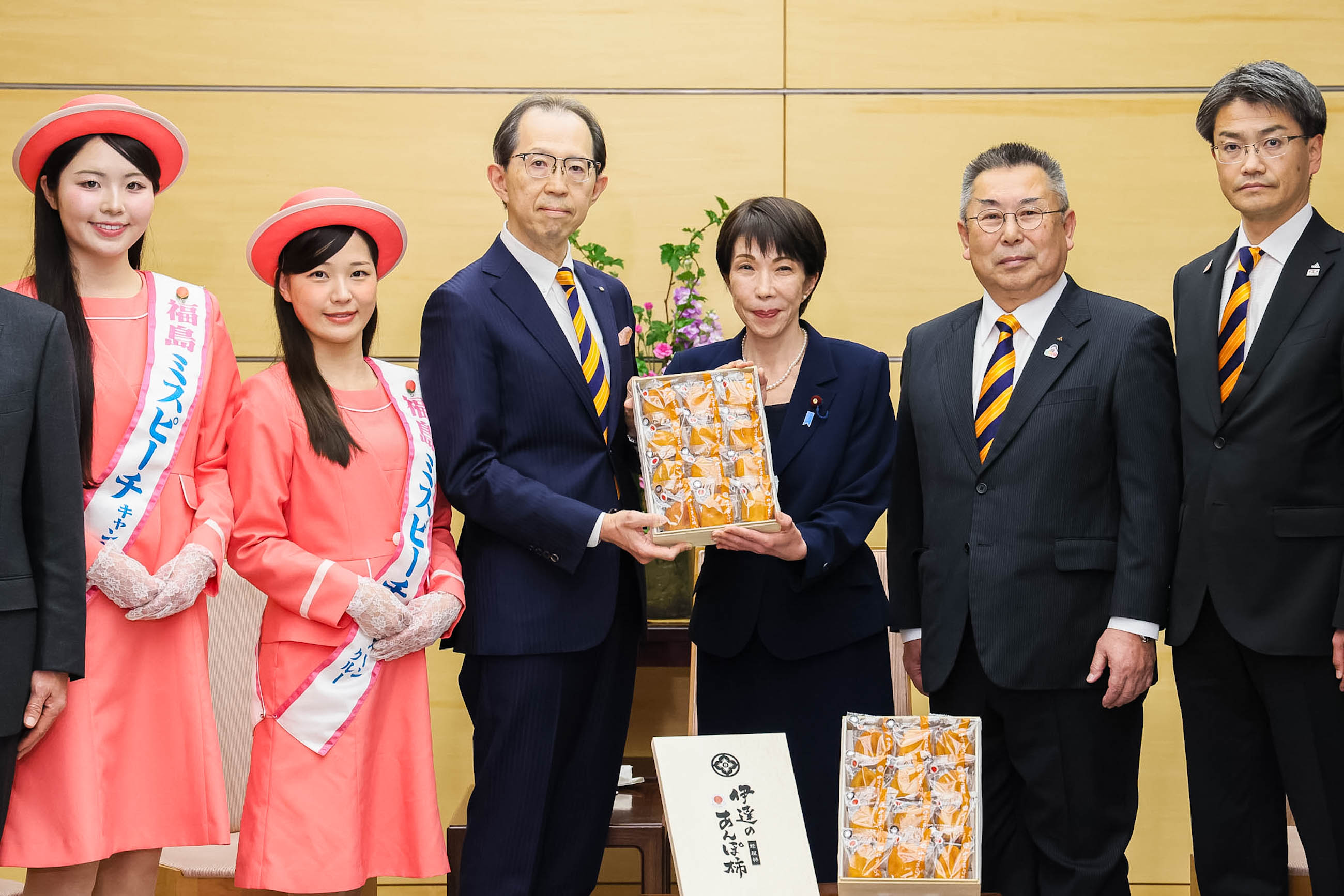 Prime Minister Takaichi receiving Anpogaki persimmons (5)