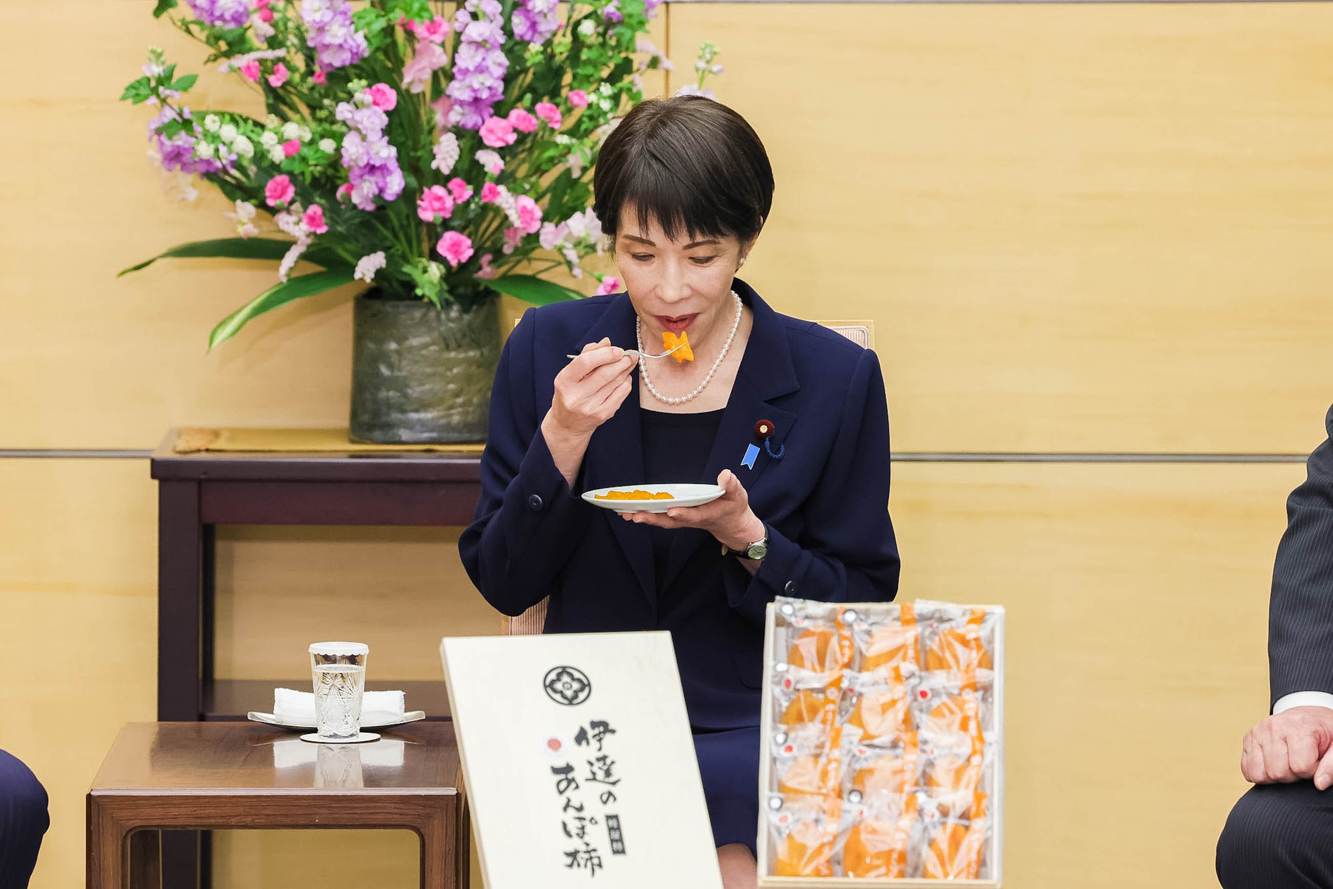 Prime Minister Takaichi receiving Anpogaki persimmons (6)