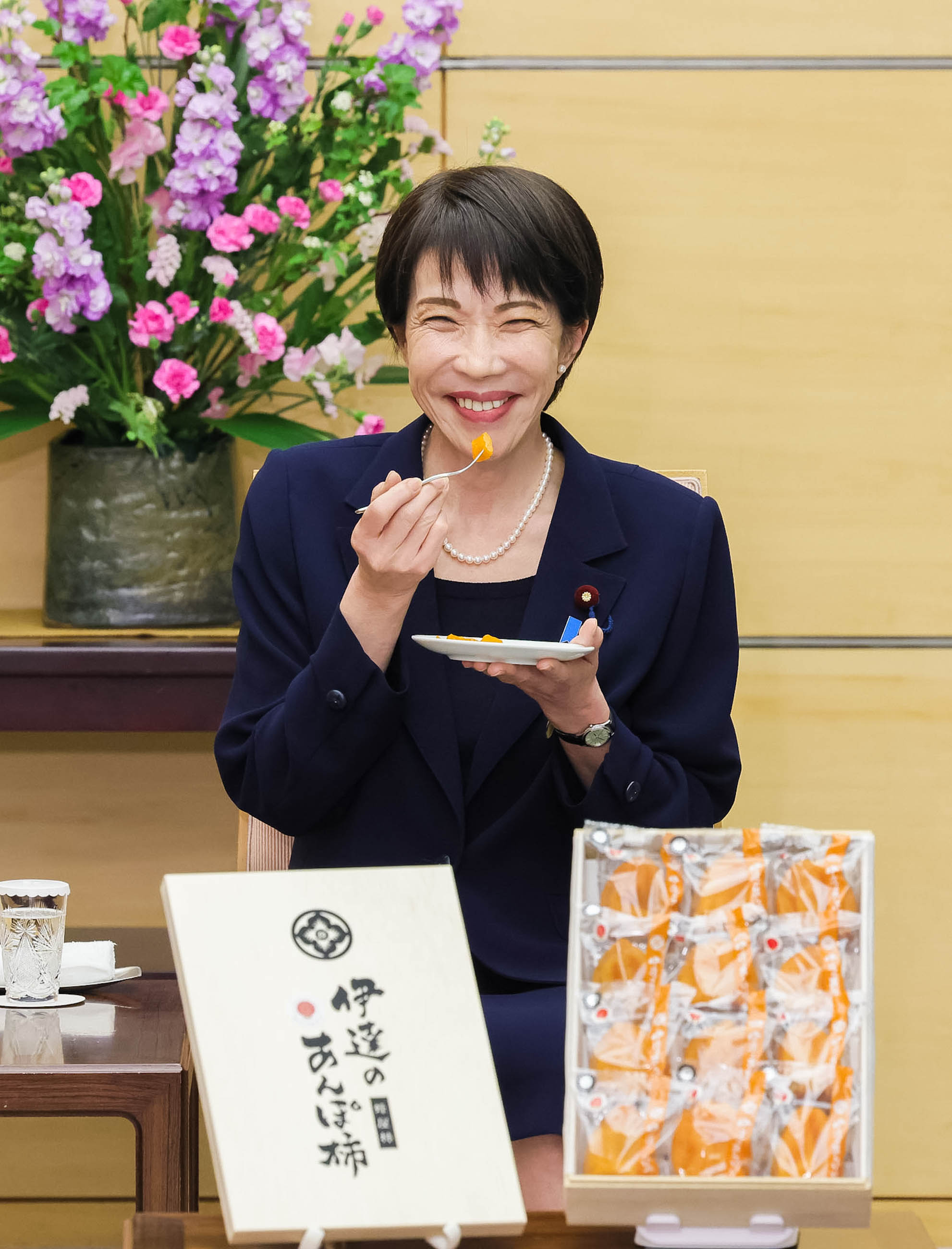 Prime Minister Takaichi receiving Anpogaki persimmons (7)