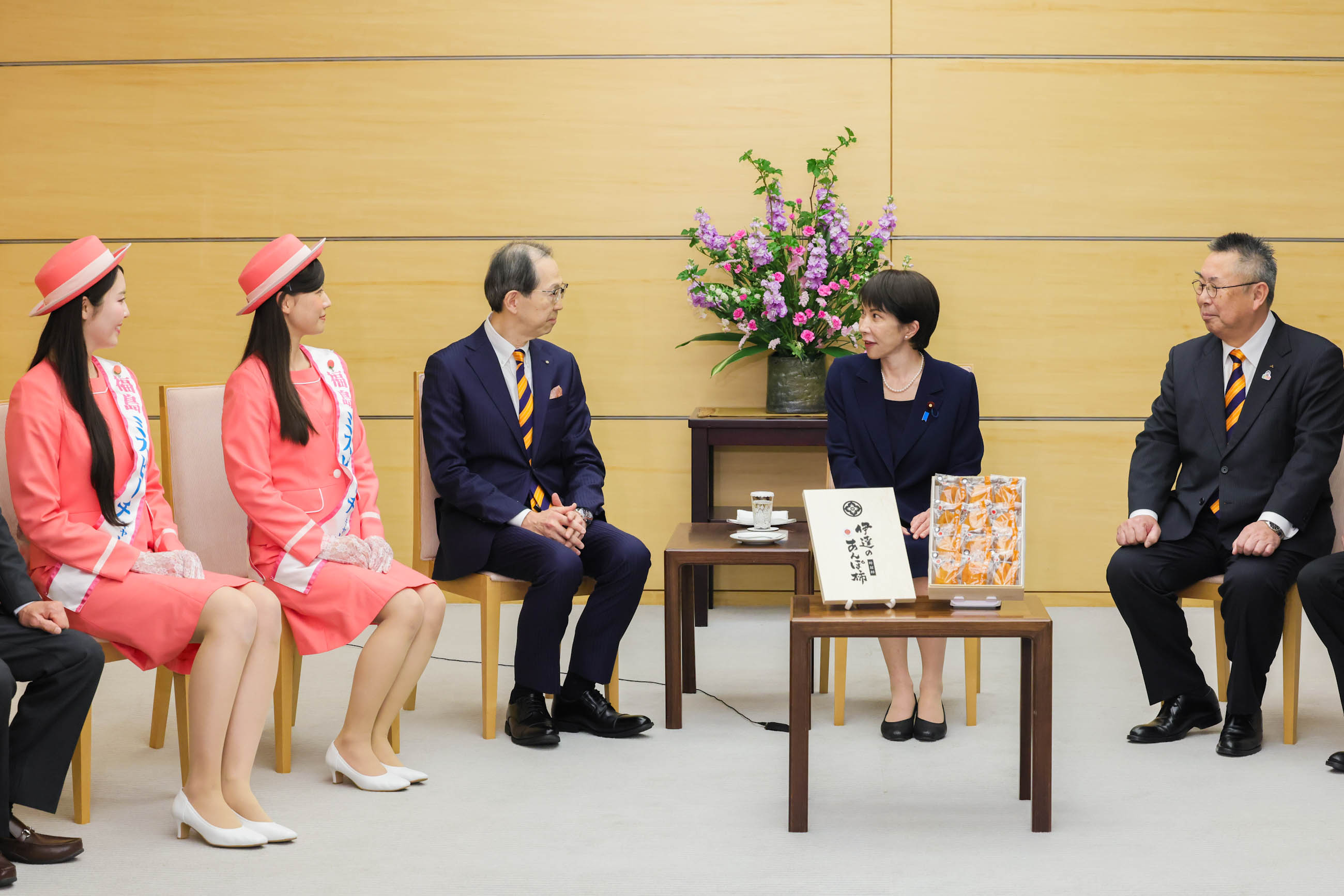 Prime Minister Takaichi receiving Anpogaki persimmons (8)