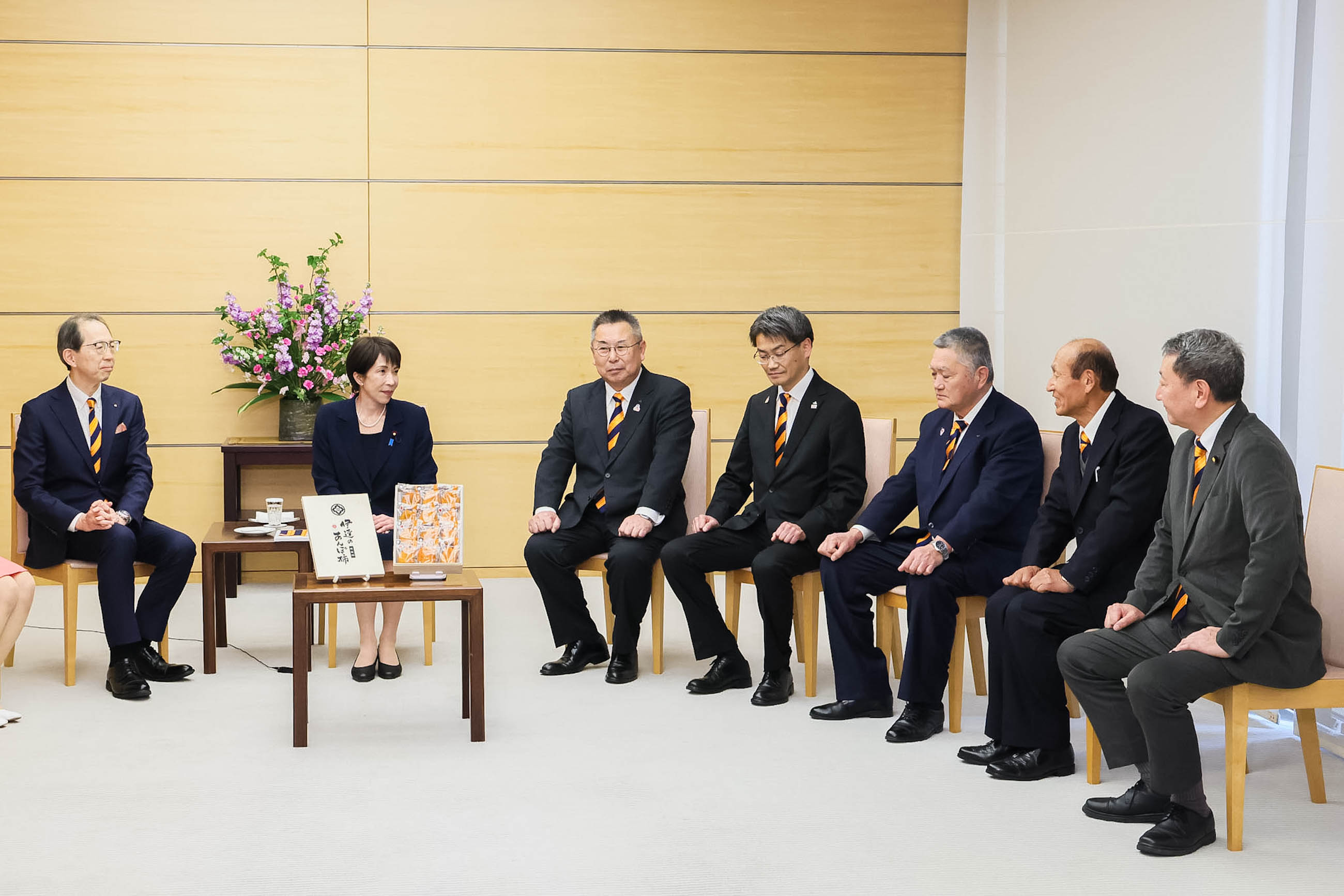 Prime Minister Takaichi receiving Anpogaki persimmons (9)