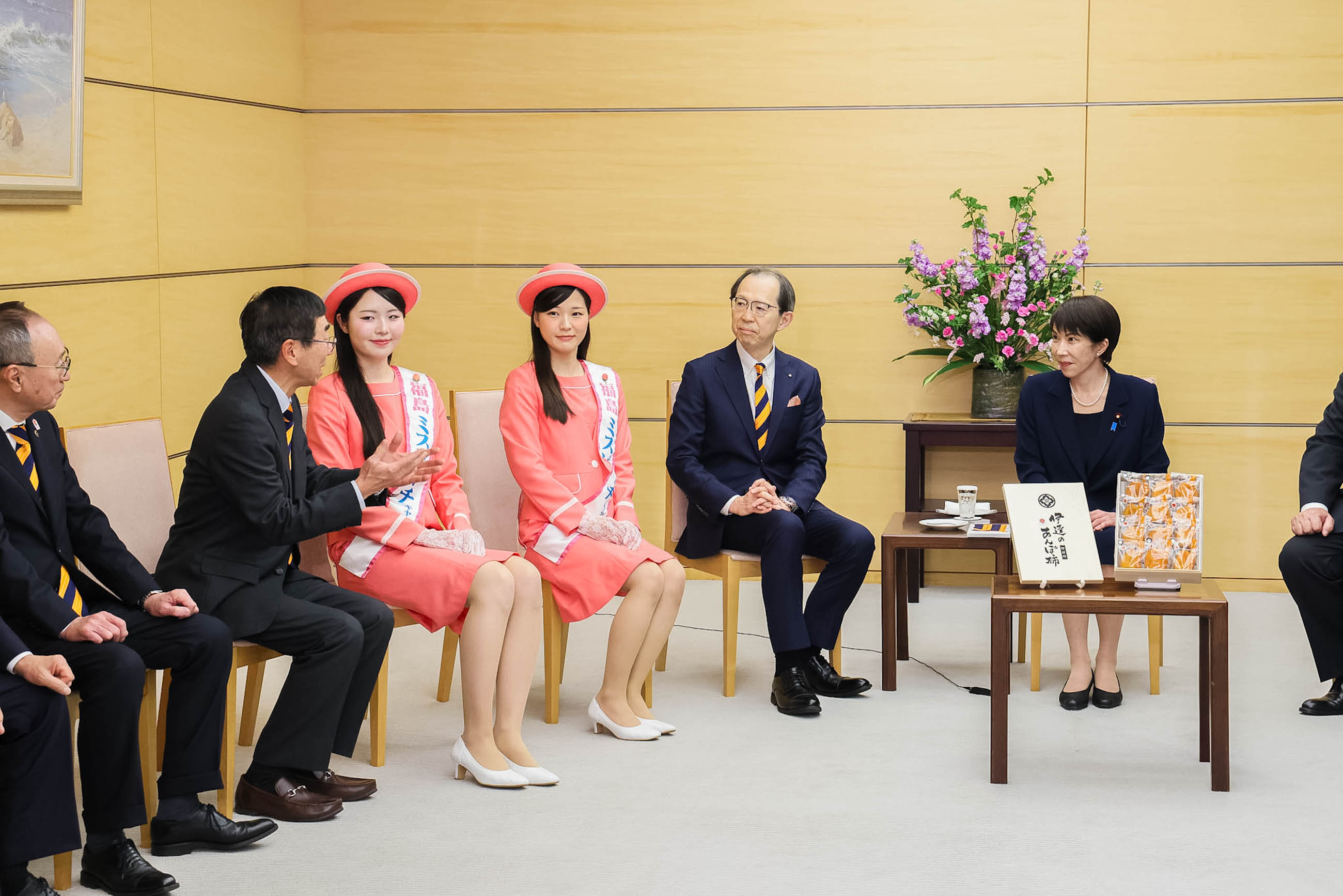 Prime Minister Takaichi receiving Anpogaki persimmons (10)