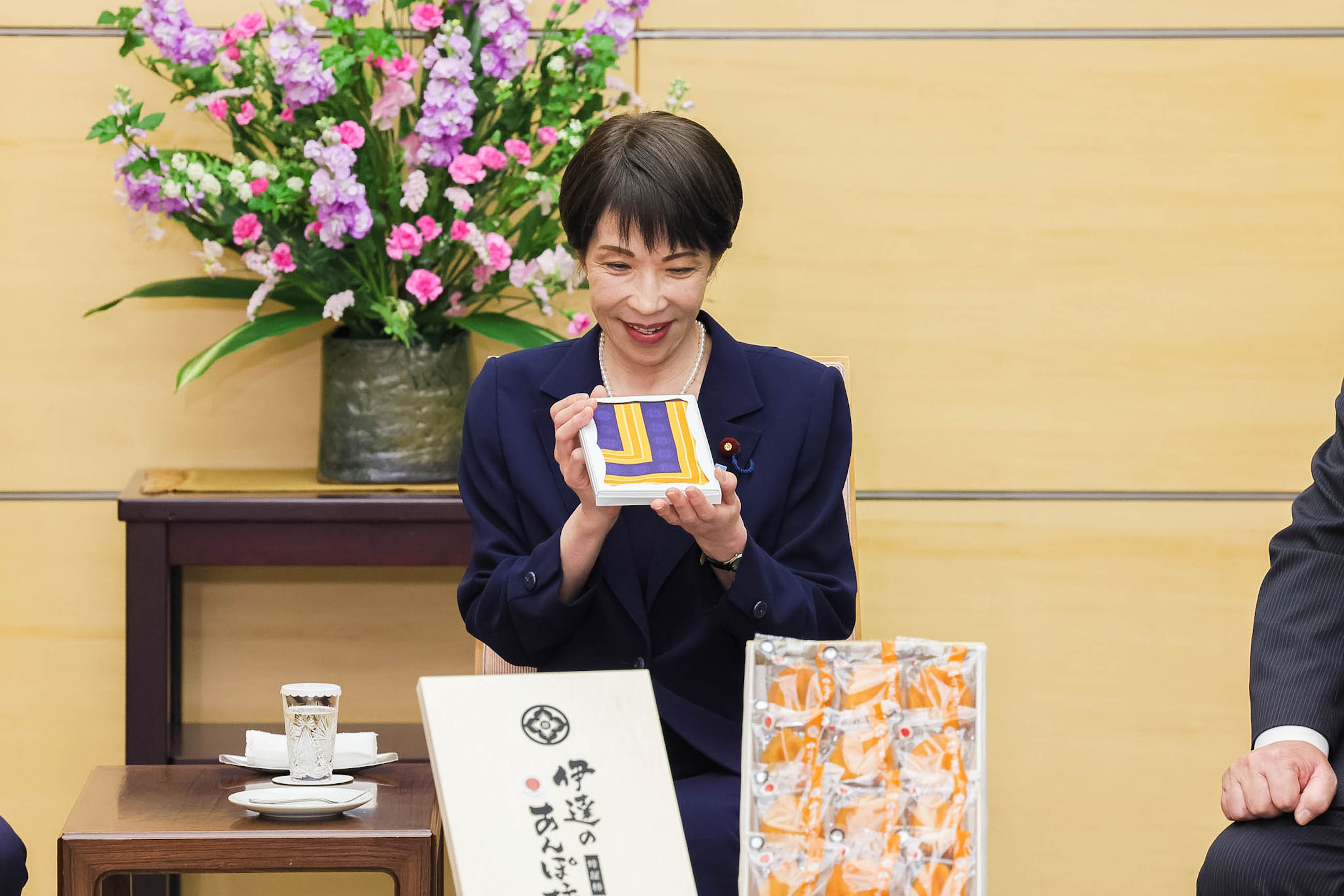 Prime Minister Takaichi receiving Anpogaki persimmons (11)