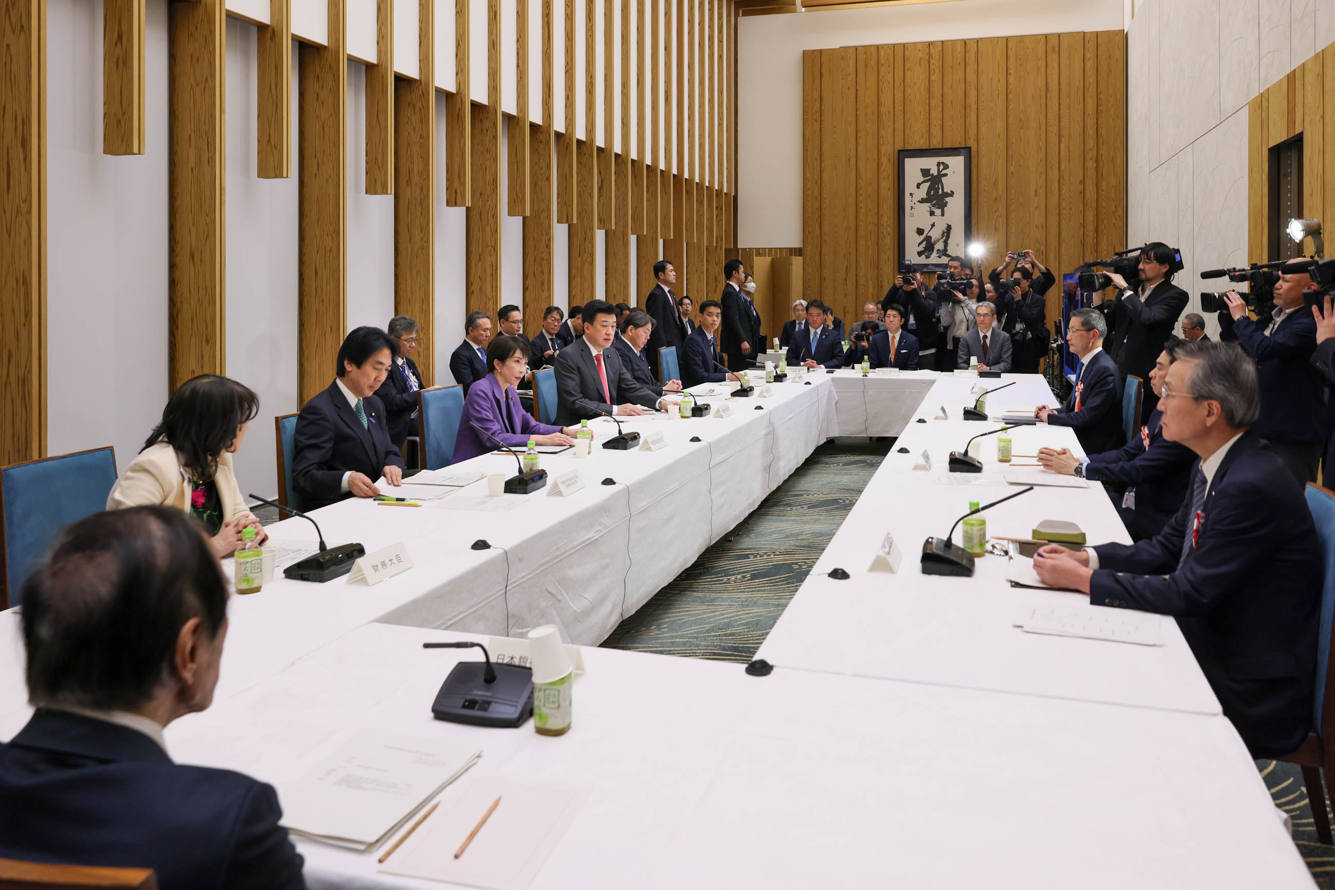 Prime Minister Takaichi wrapping up the meeting (2)