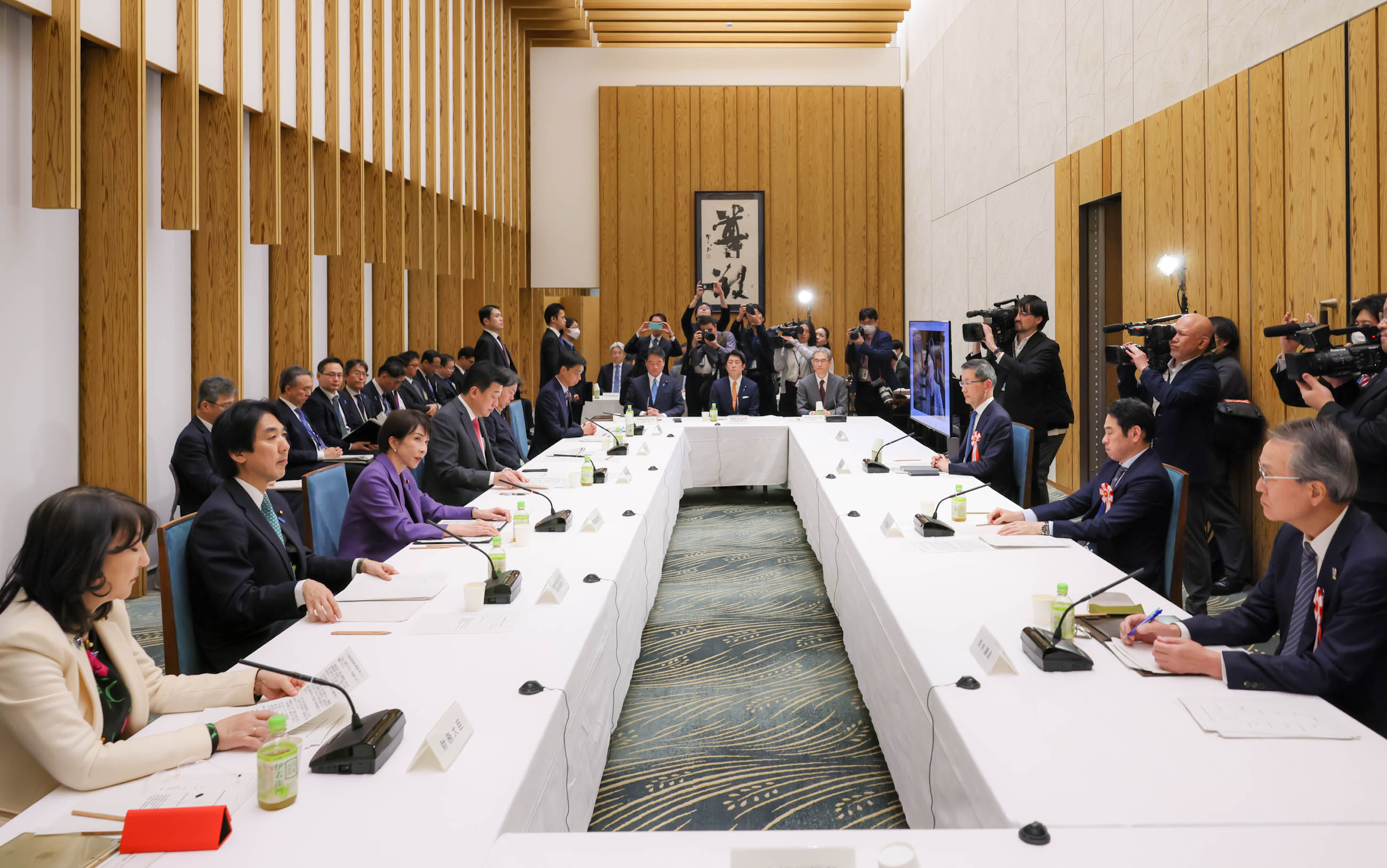 Prime Minister Takaichi wrapping up the meeting (3)