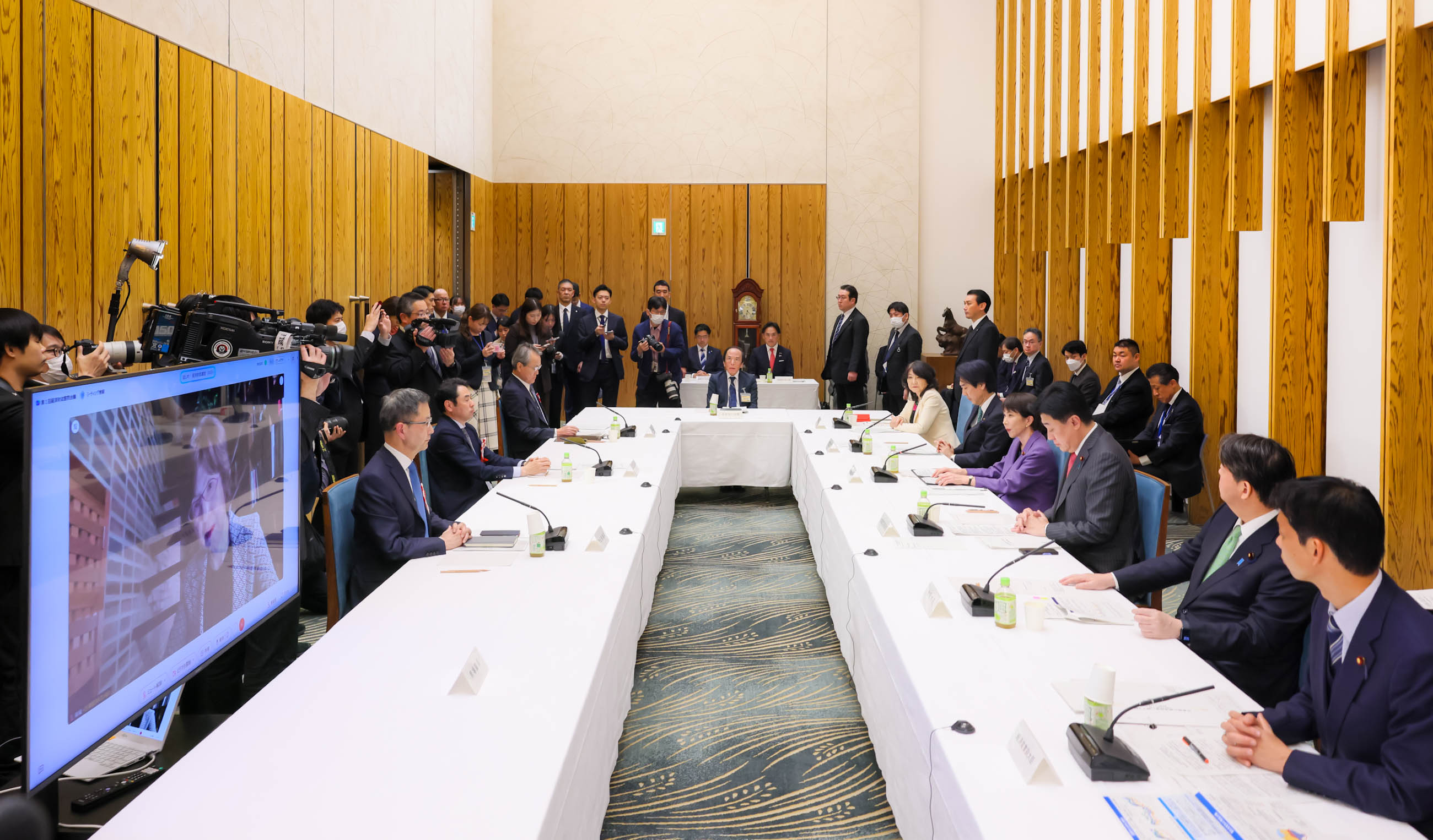 Prime Minister Takaichi wrapping up the meeting (4)