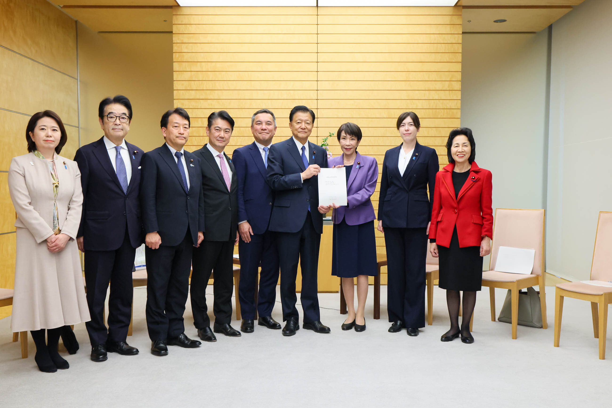 Prime Minister Takaichi receiving a proposal (1)