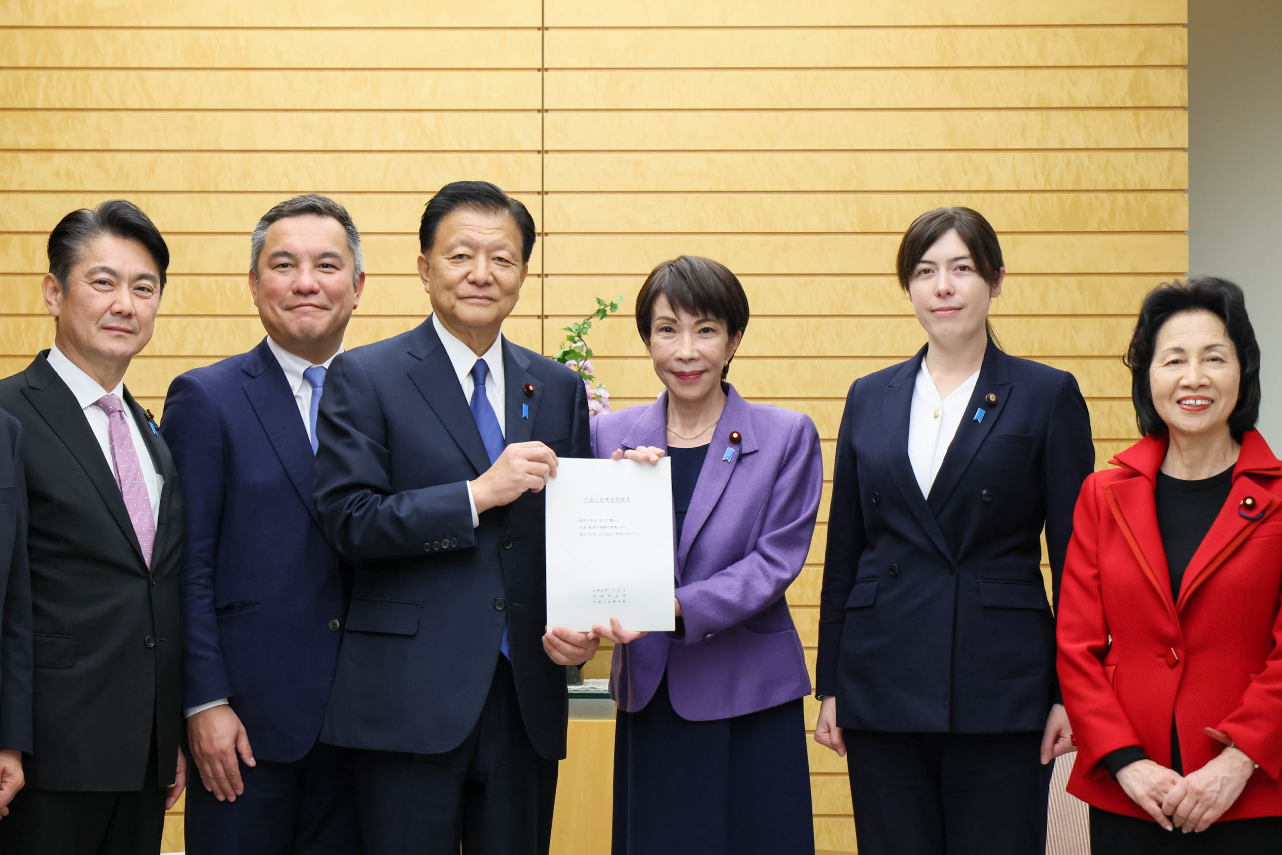 Prime Minister Takaichi receiving a proposal (2)