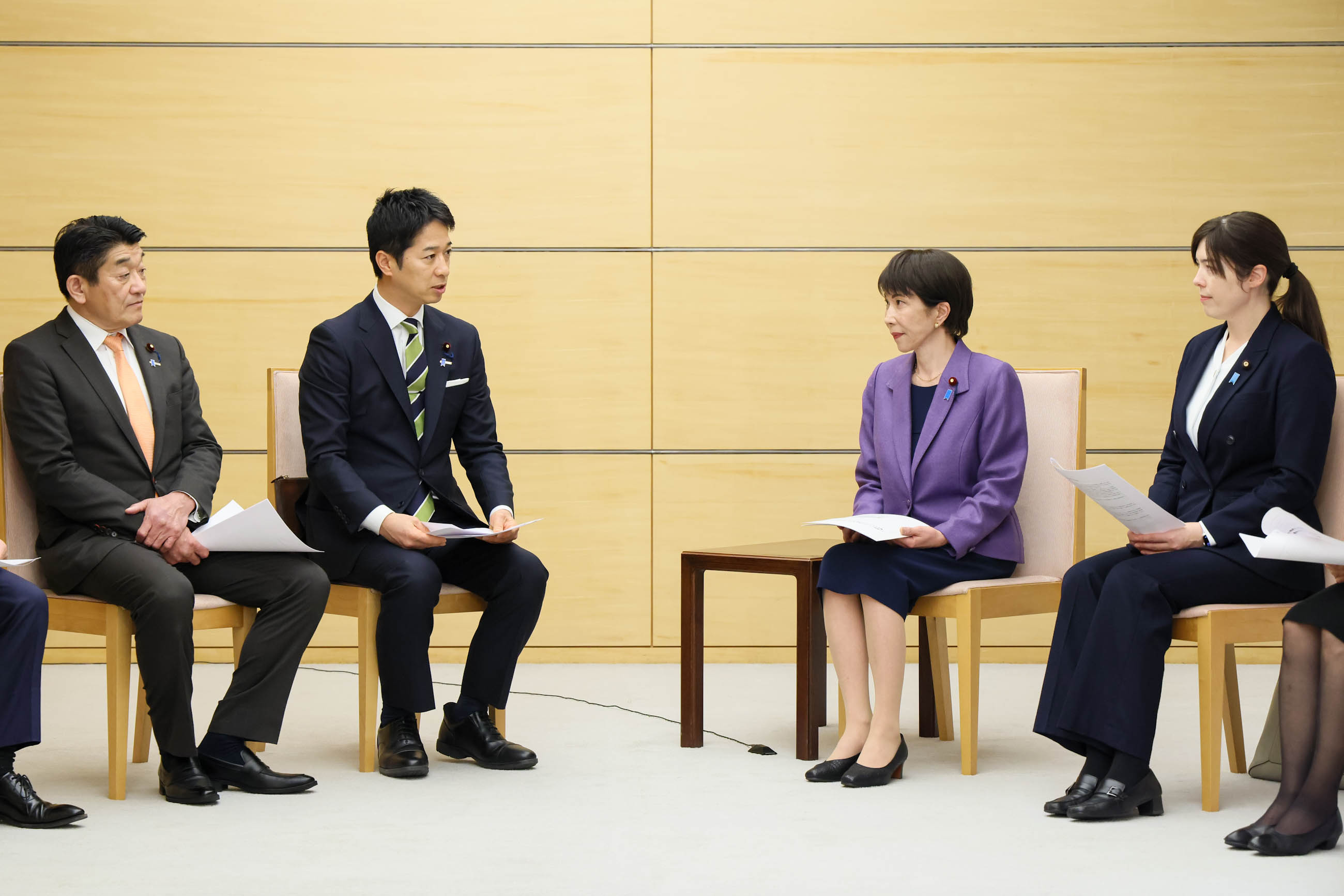 Prime Minister Takaichi receiving a proposal (3)