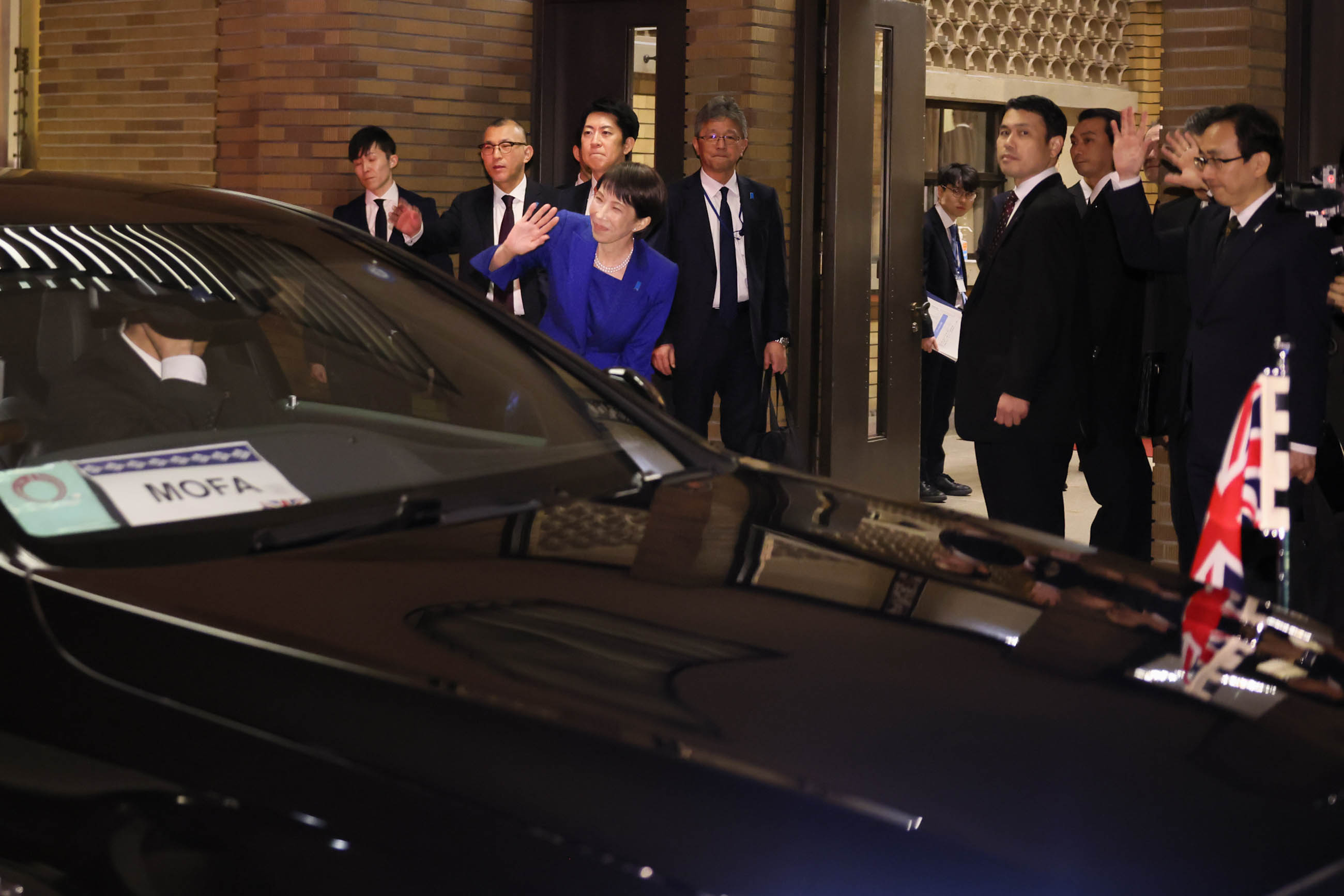 Prime Minister Takaichi seeing off Prime Minister Starmer (2)