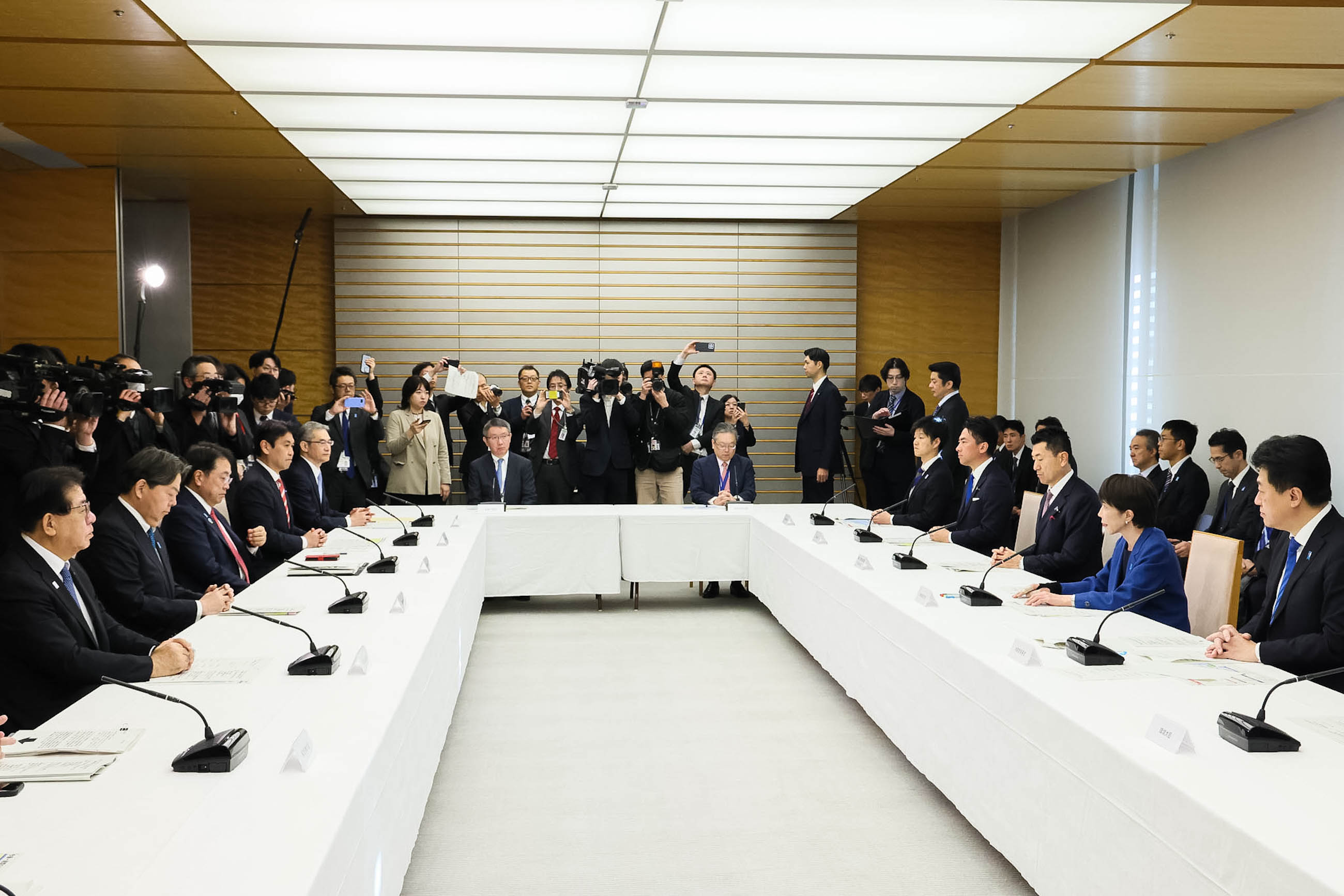 Prime Minister Takaichi wrapping up the meeting (4)