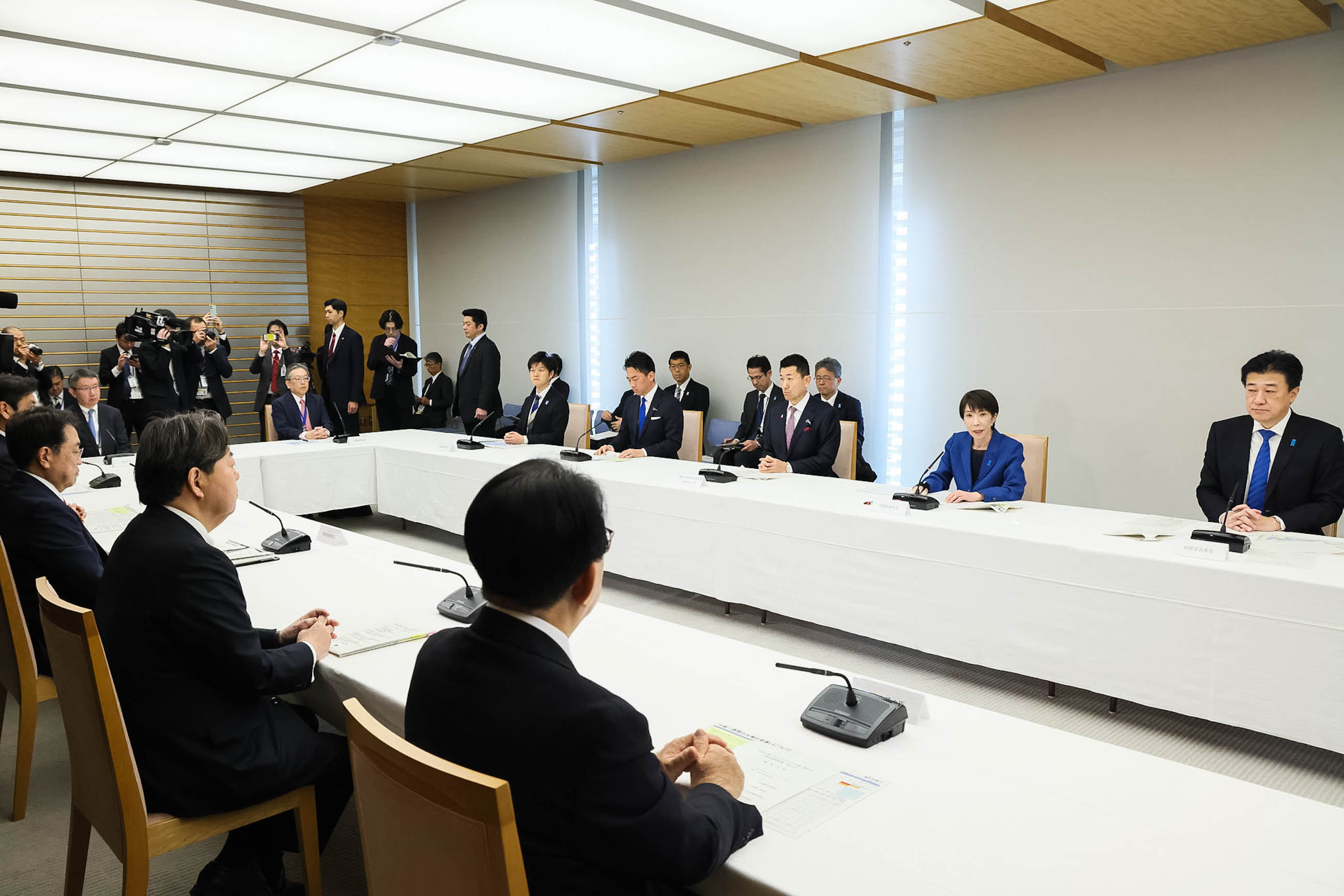 Prime Minister Takaichi wrapping up the meeting (5)