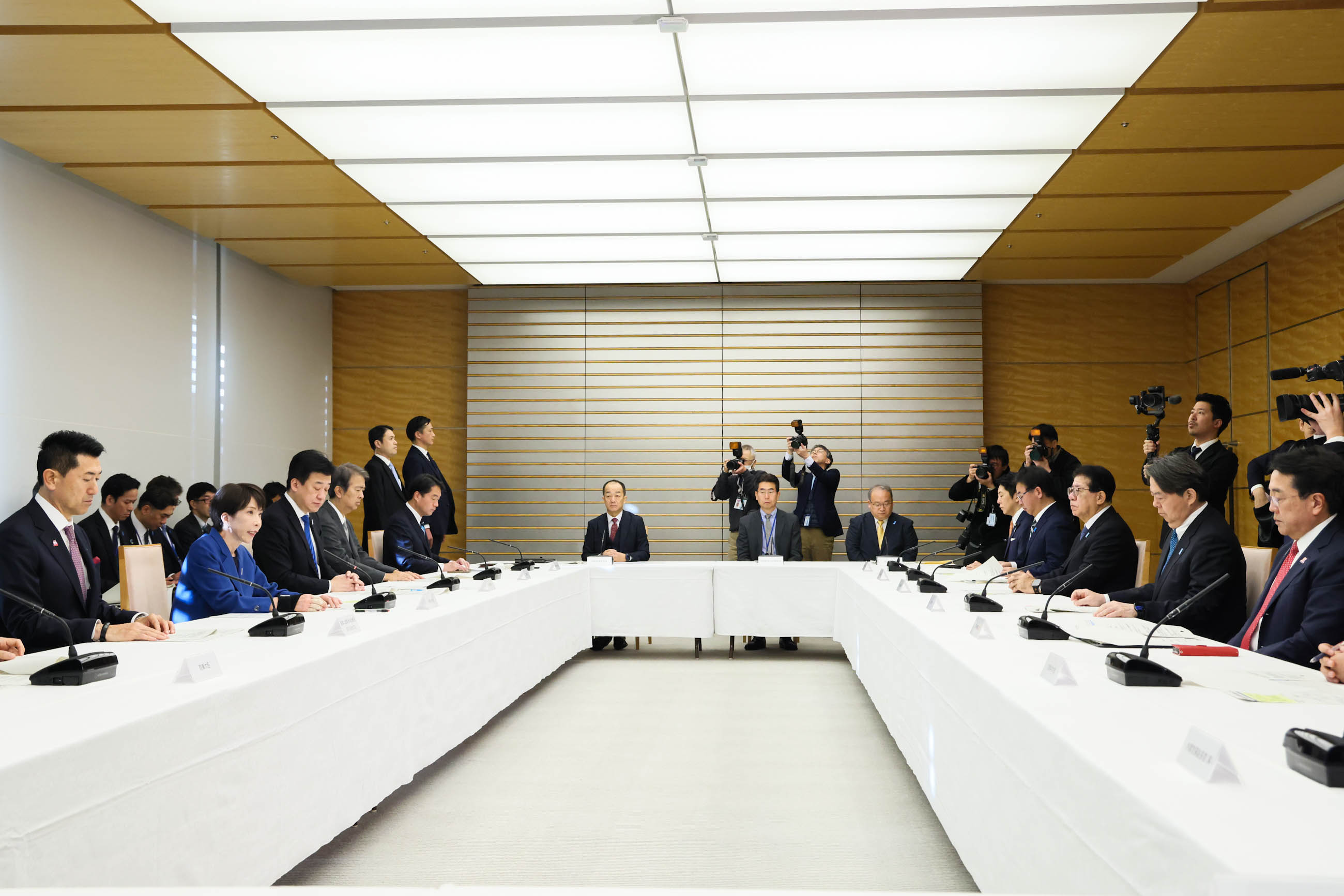 Prime Minister Takaichi wrapping up the meeting (6)