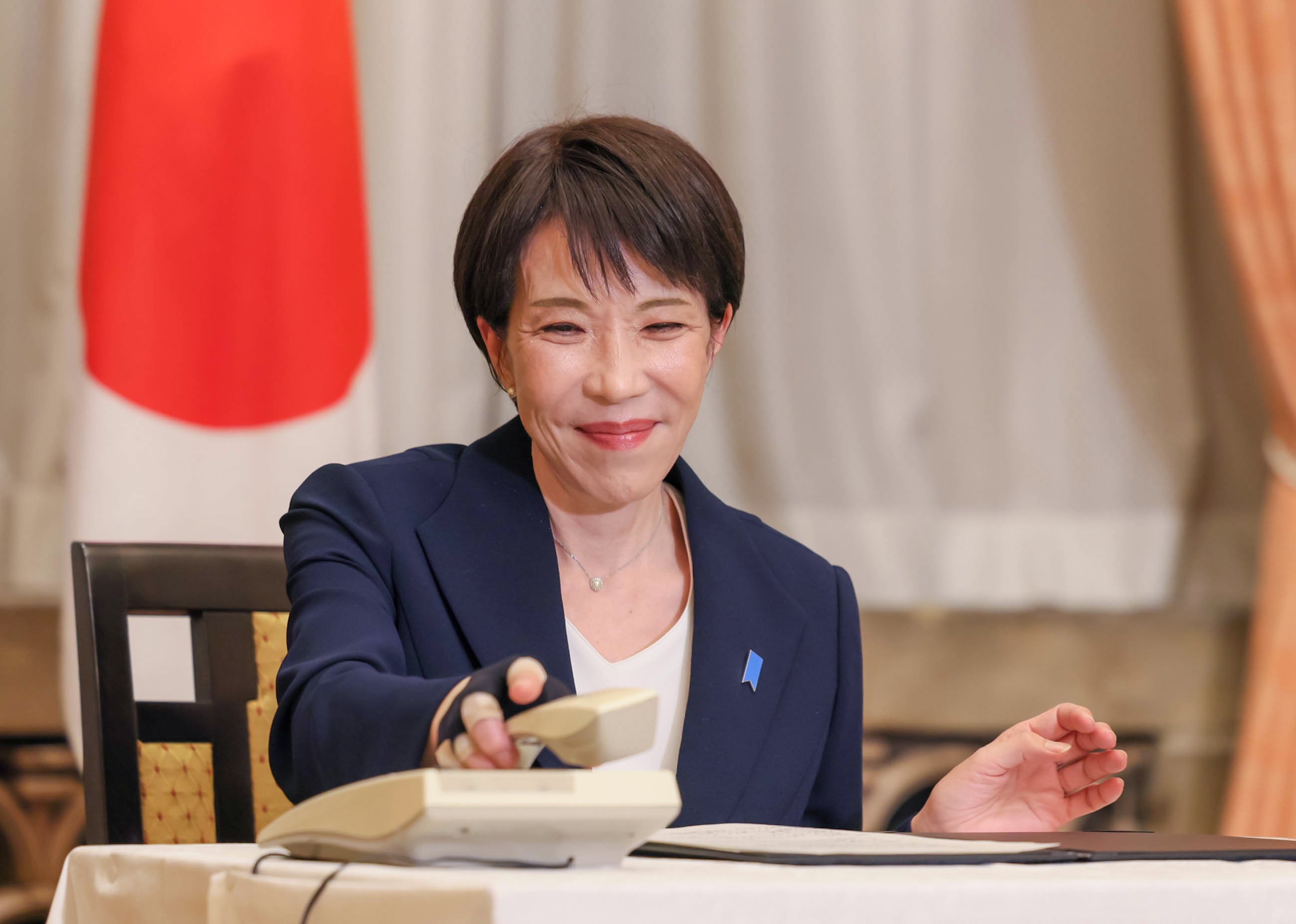 Prime Minister Takaichi making a congratulatory call to Mr. Kimura (5)