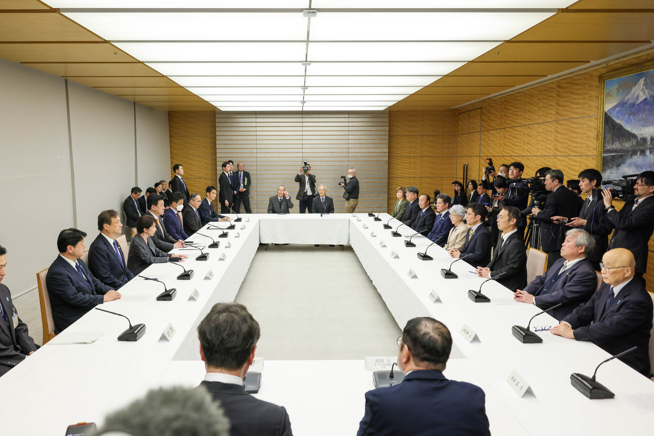 Prime Minister Takaichi holding a meeting with families of abductees and others (3)