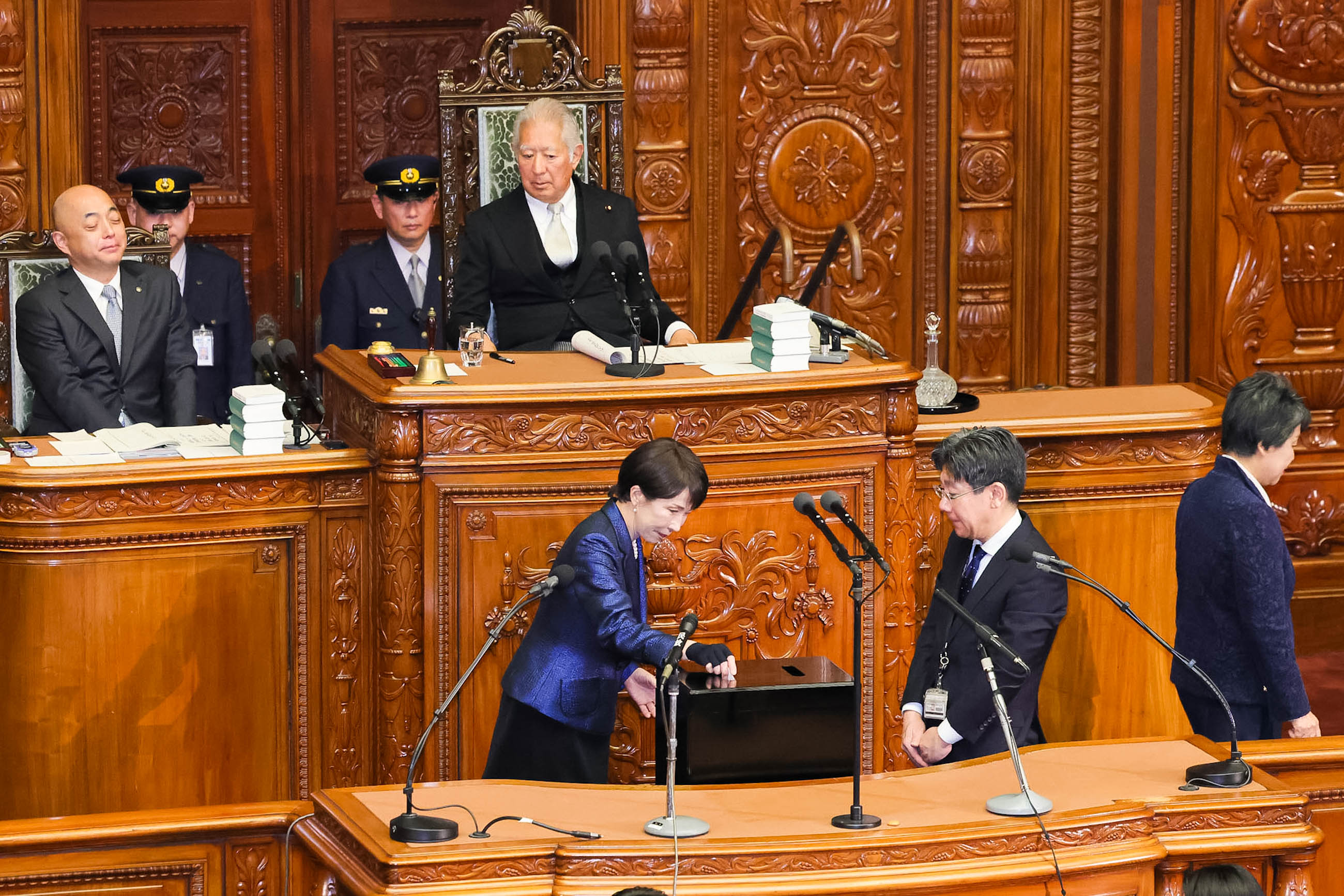 Ms. Takaichi voting to designate the Prime Minister (3)
