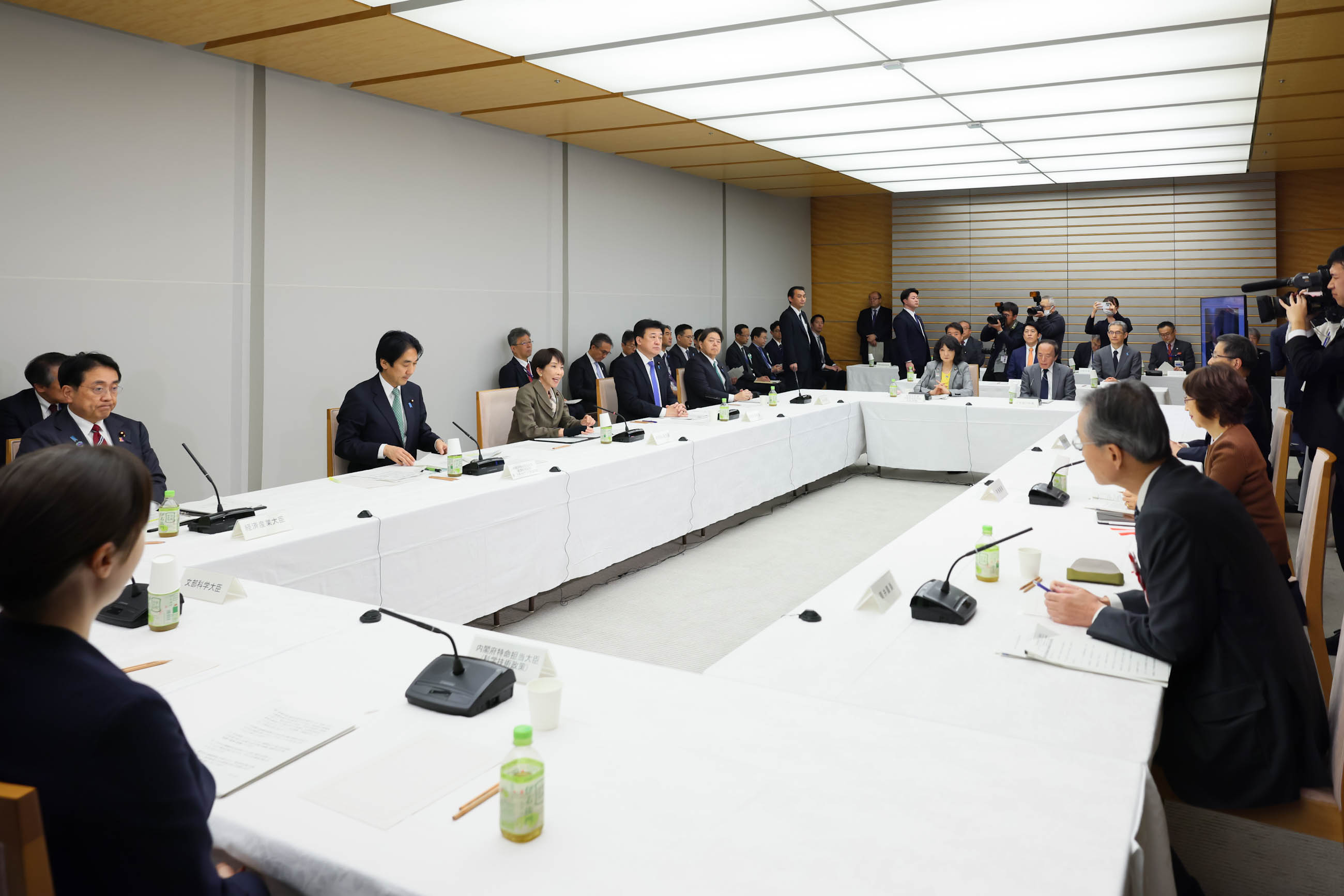Prime Minister Takaichi wrapping up the meeting (2)