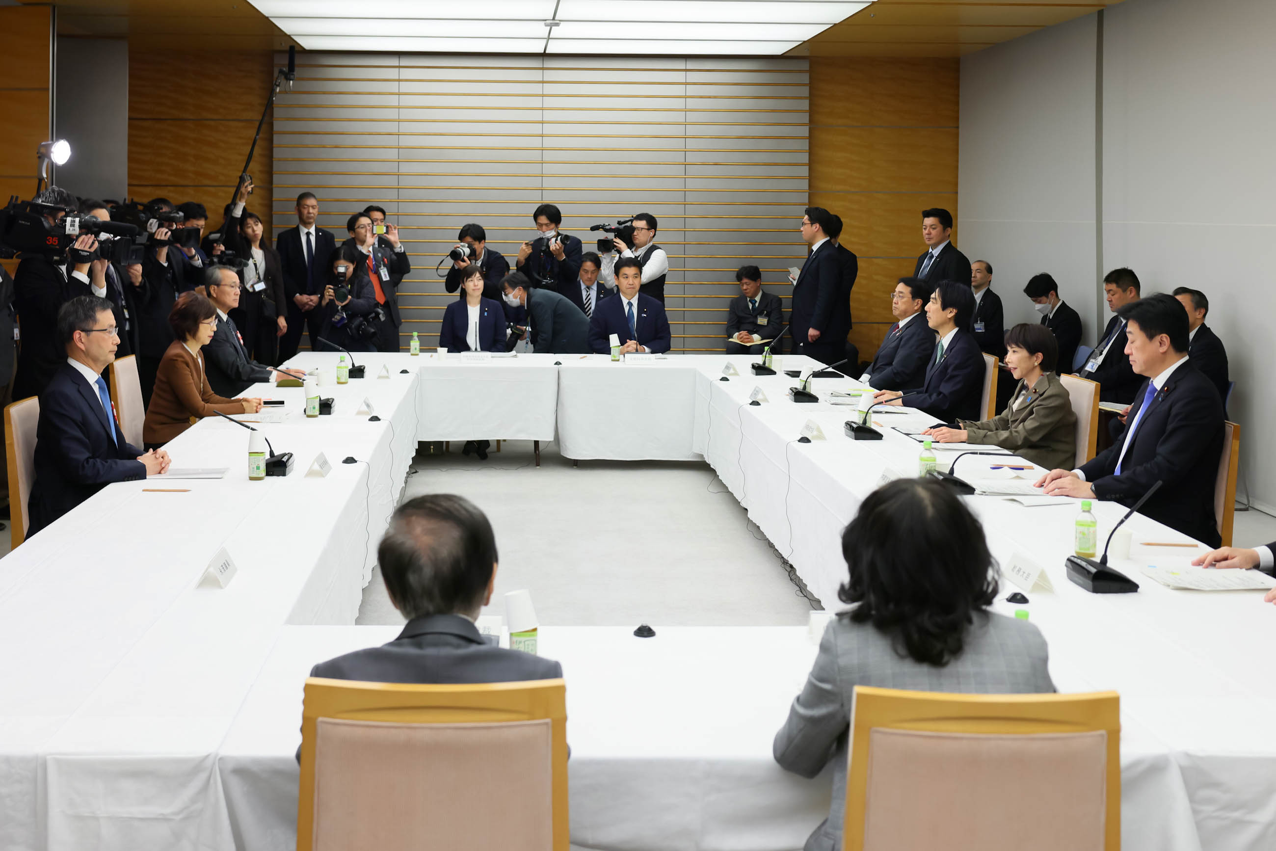 Prime Minister Takaichi wrapping up the meeting (4)