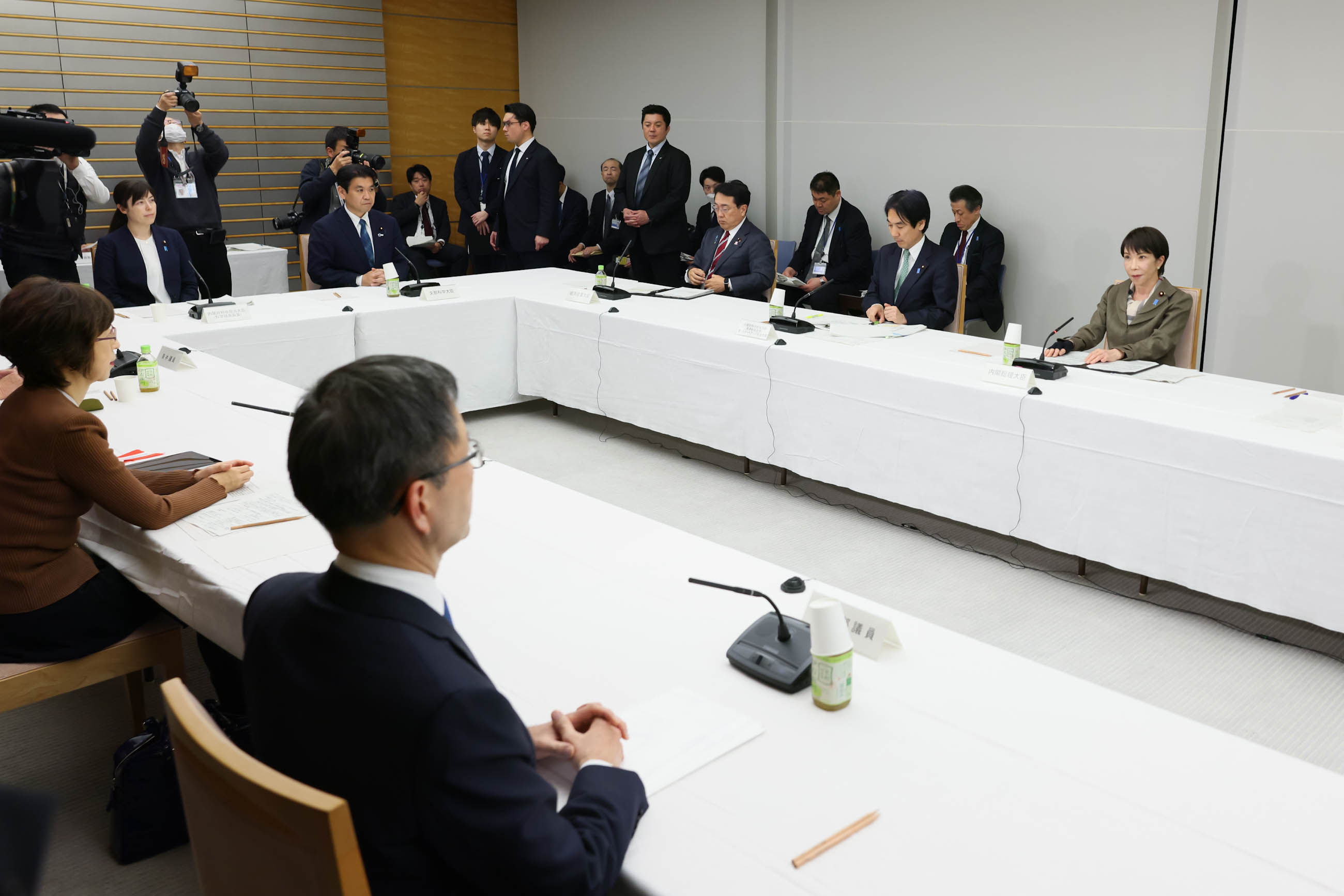Prime Minister Takaichi wrapping up the meeting (5)