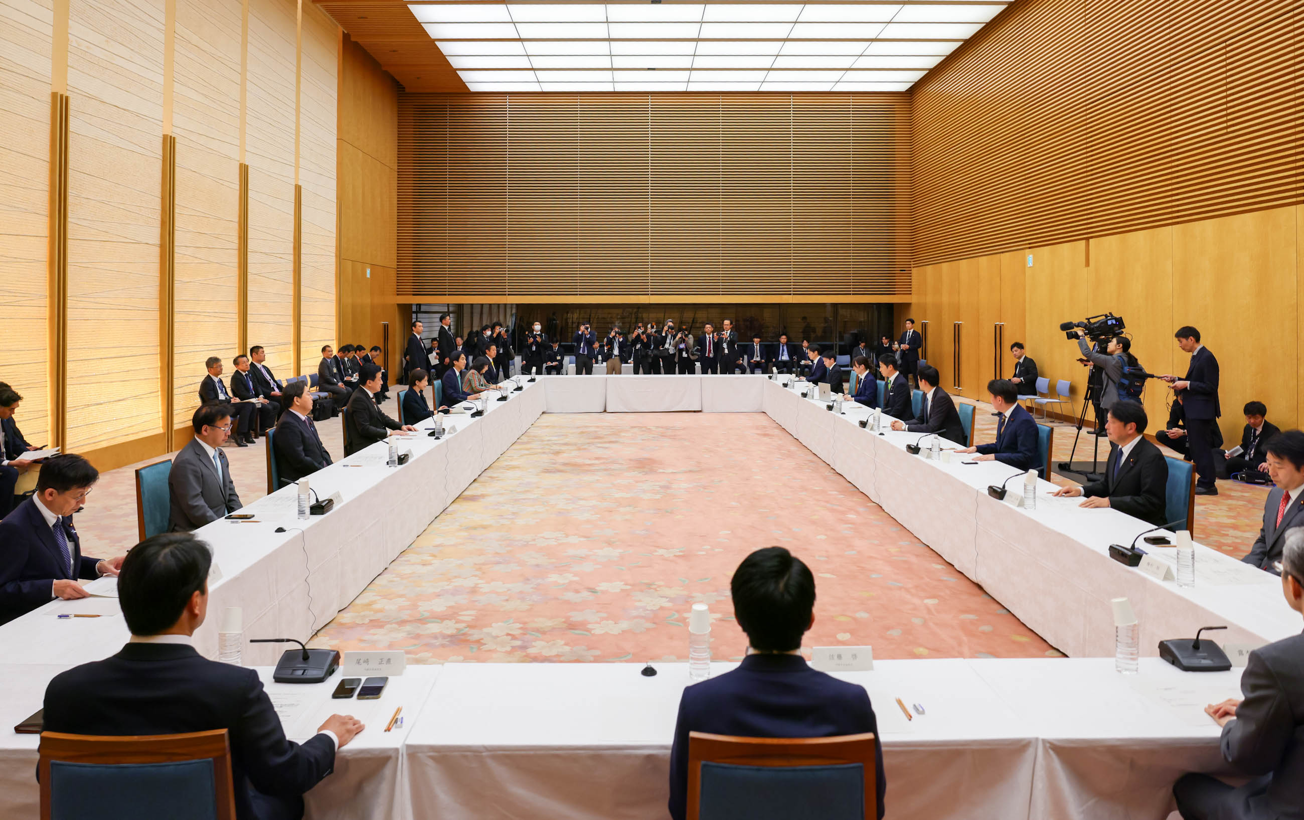 Prime Minister Takaichi wrapping up the meeting (3)