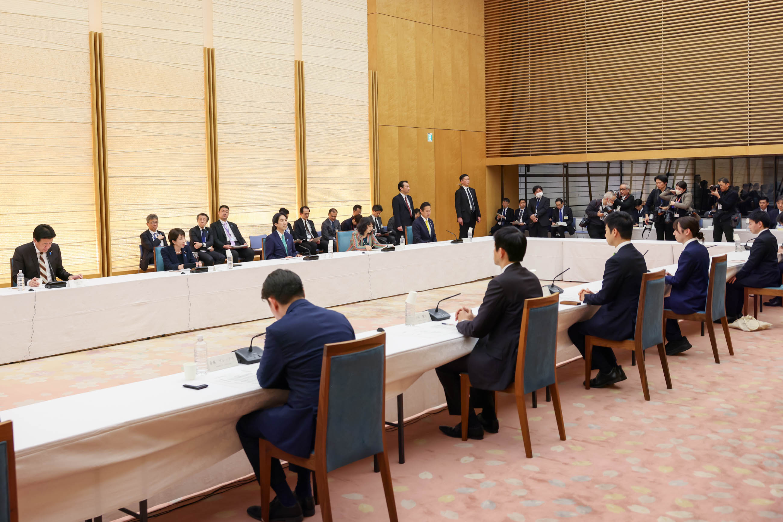 Prime Minister Takaichi wrapping up the meeting (5)