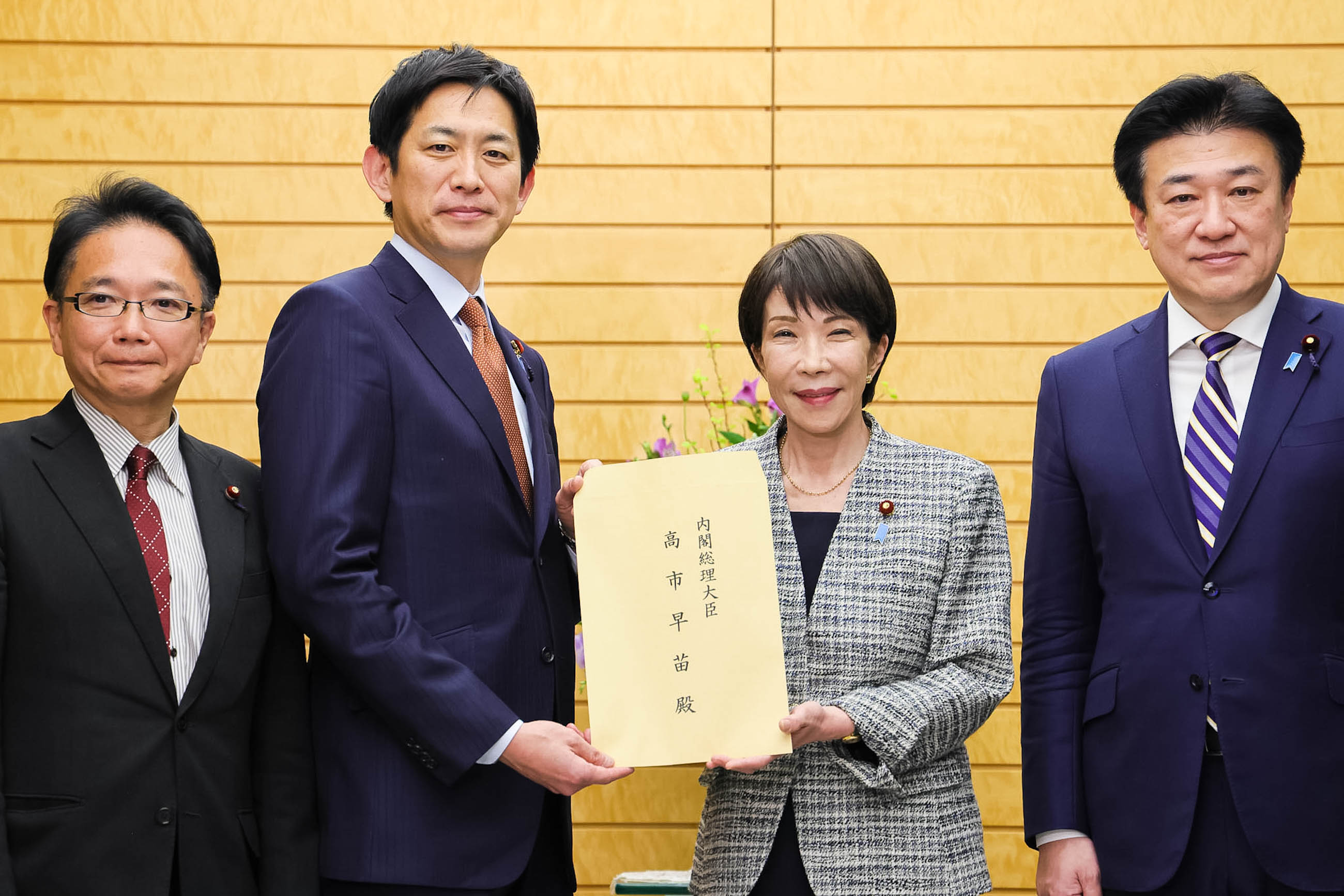 Prime Minister Takaichi receiving a proposal (1)