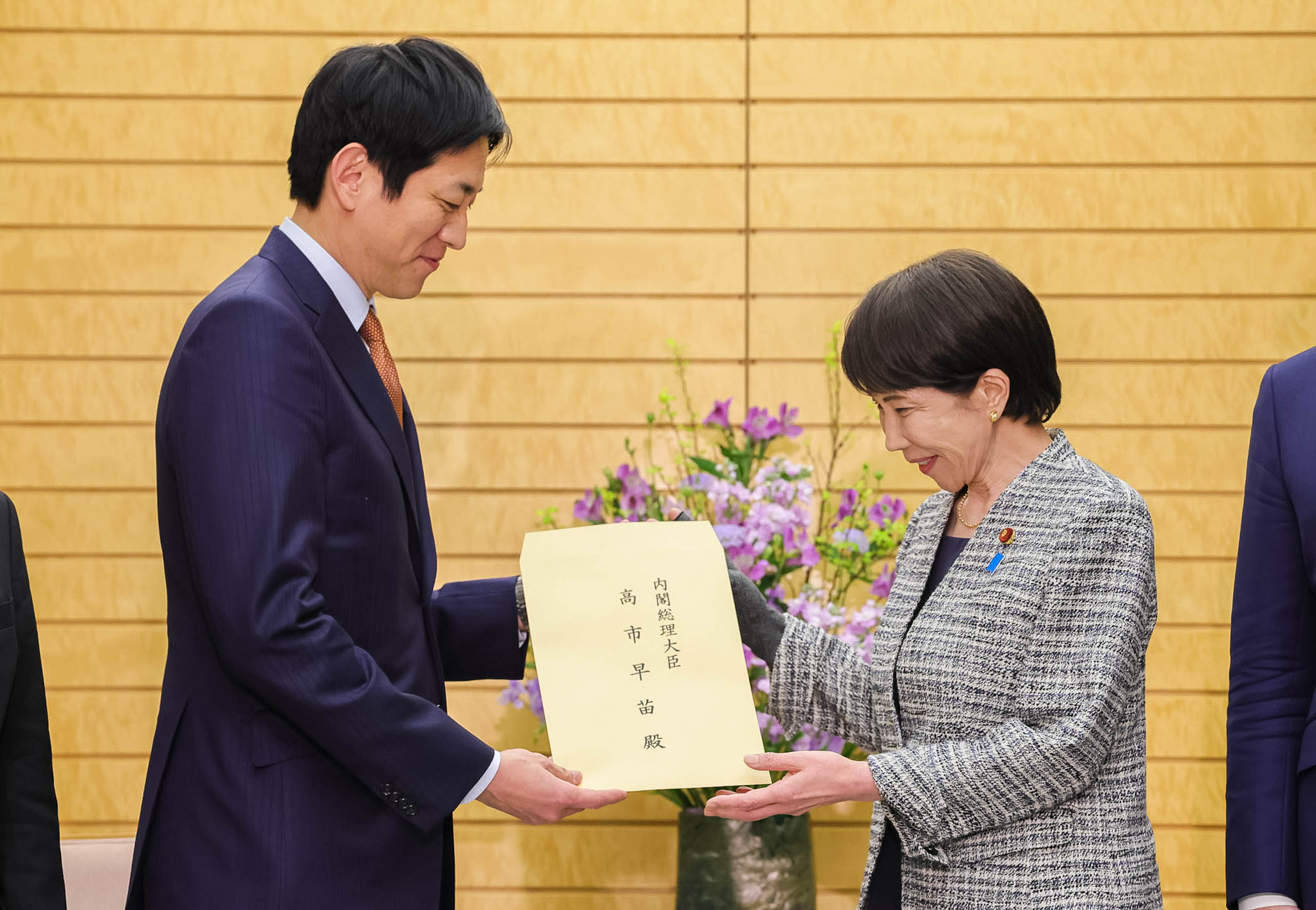Prime Minister Takaichi receiving a proposal (2)