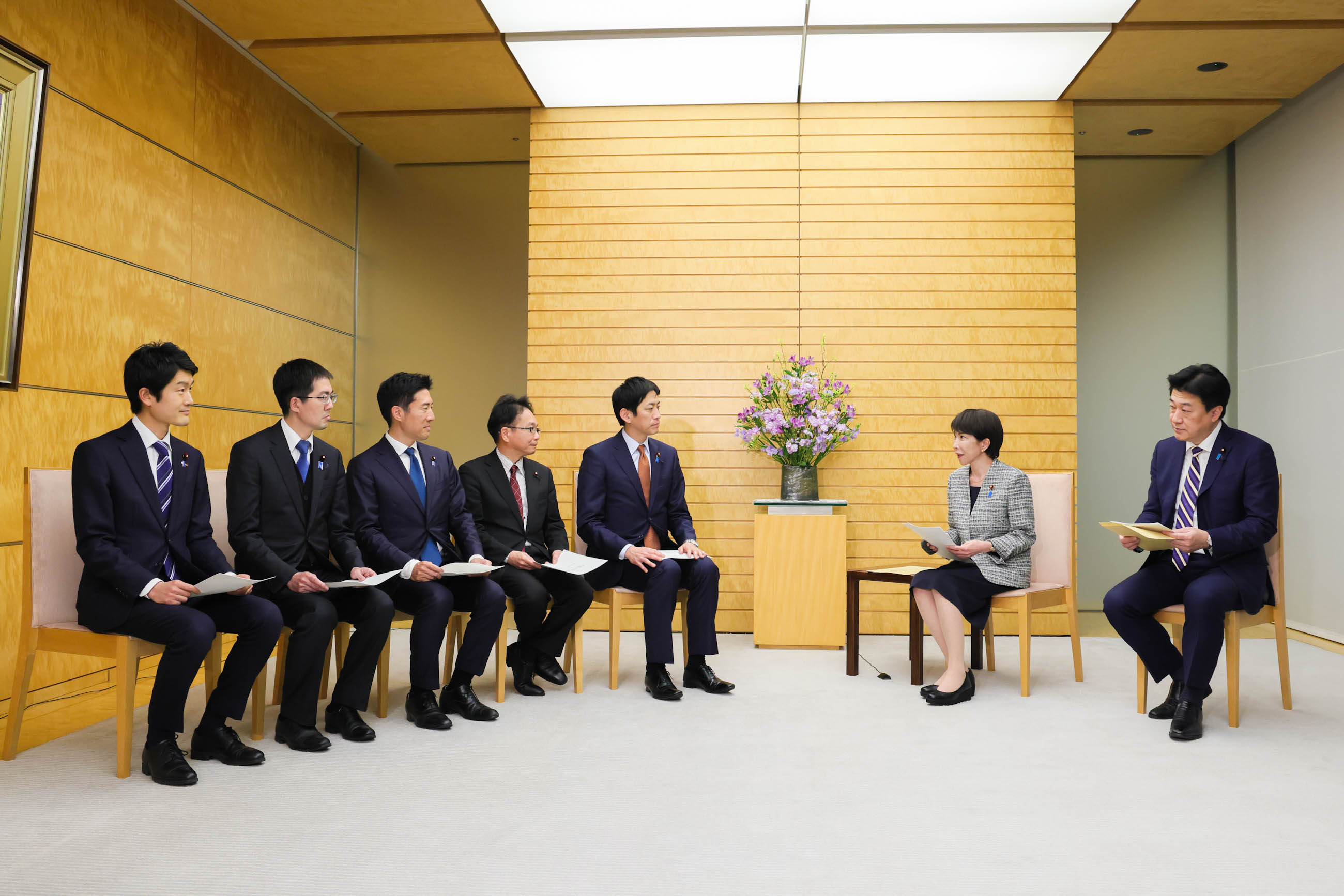 Prime Minister Takaichi receiving a proposal (4)