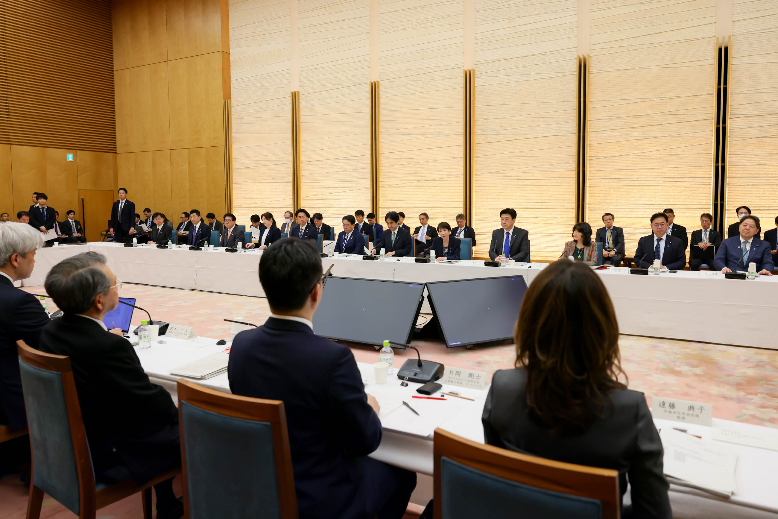 Prime Minister Takaichi wrapping up the meeting (2)