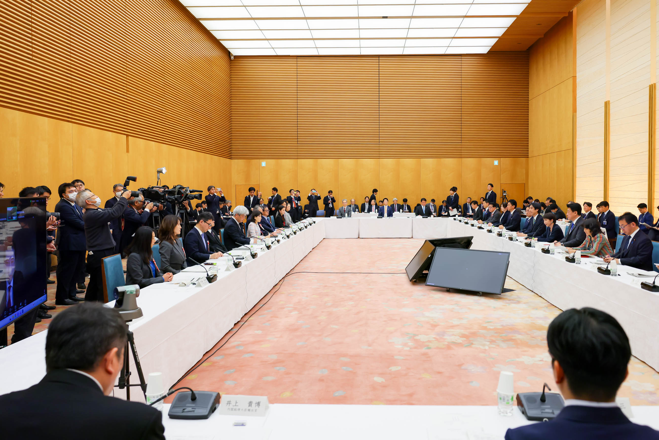 Prime Minister Takaichi wrapping up the meeting (4)