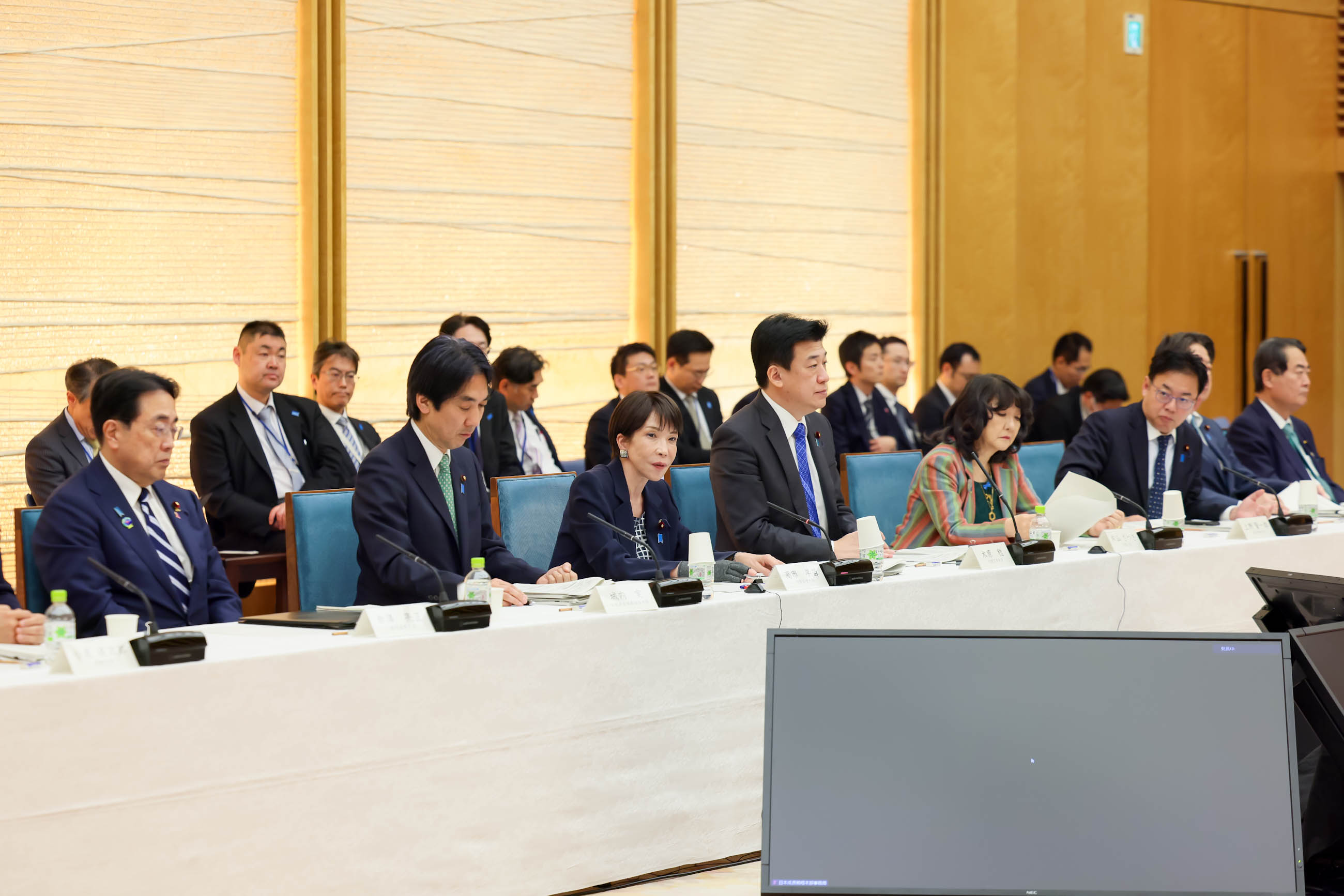 Prime Minister Takaichi wrapping up the meeting (5)