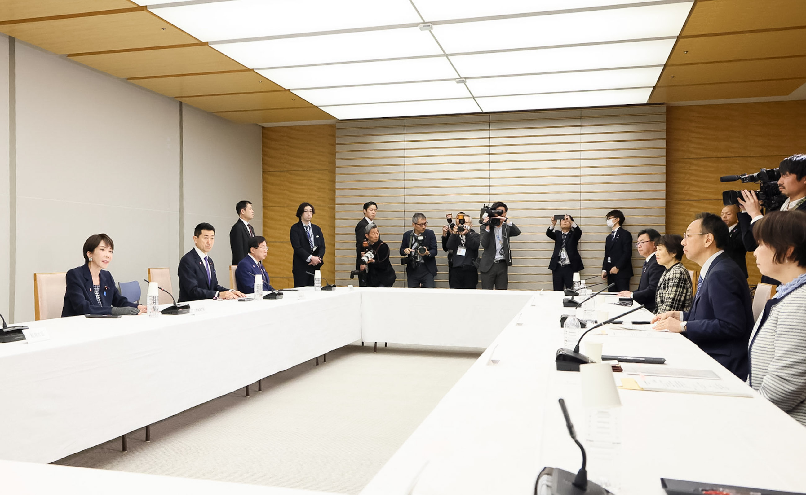 Prime Minister Takaichi wrapping up the meeting (4)