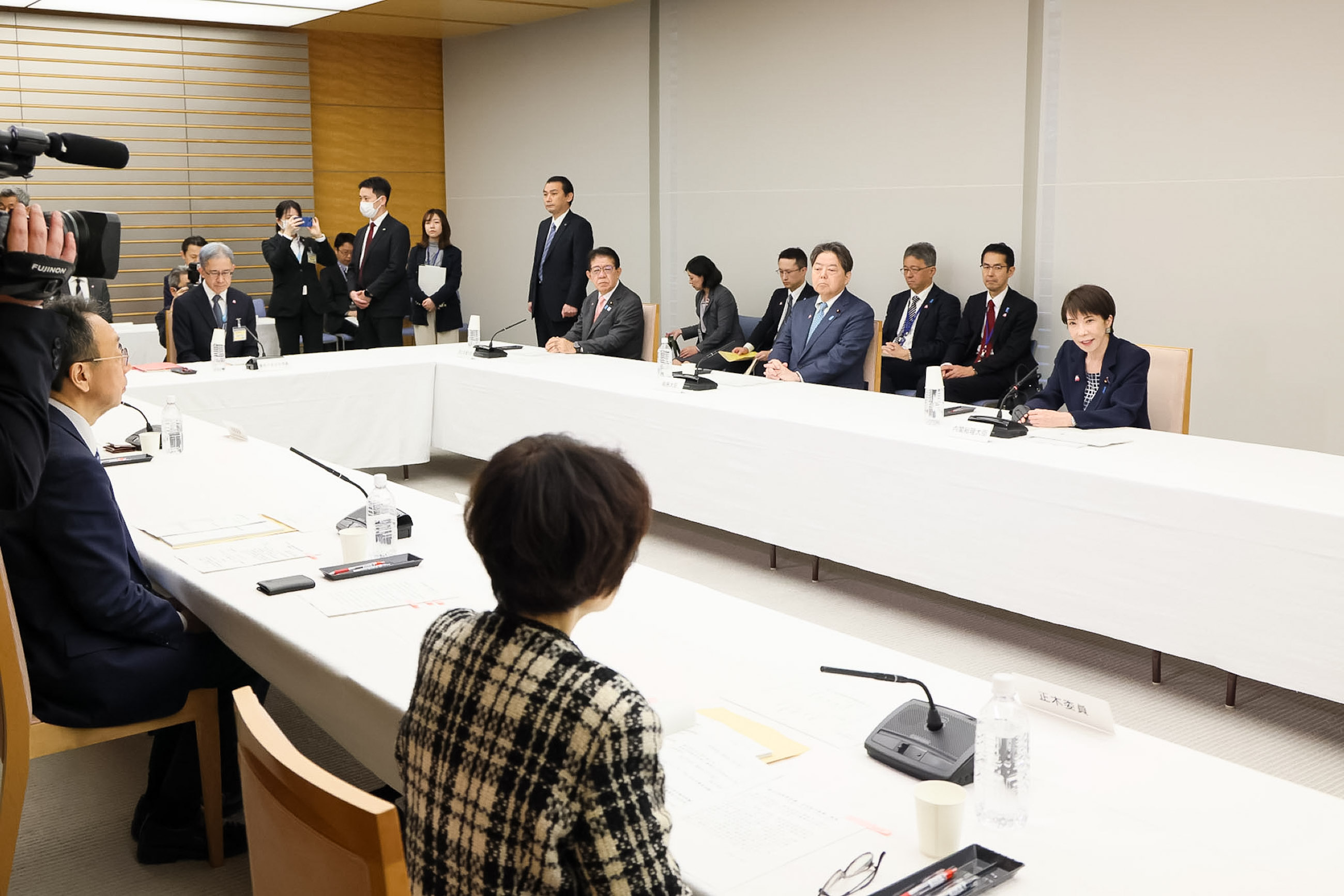 Prime Minister Takaichi wrapping up the meeting (5)