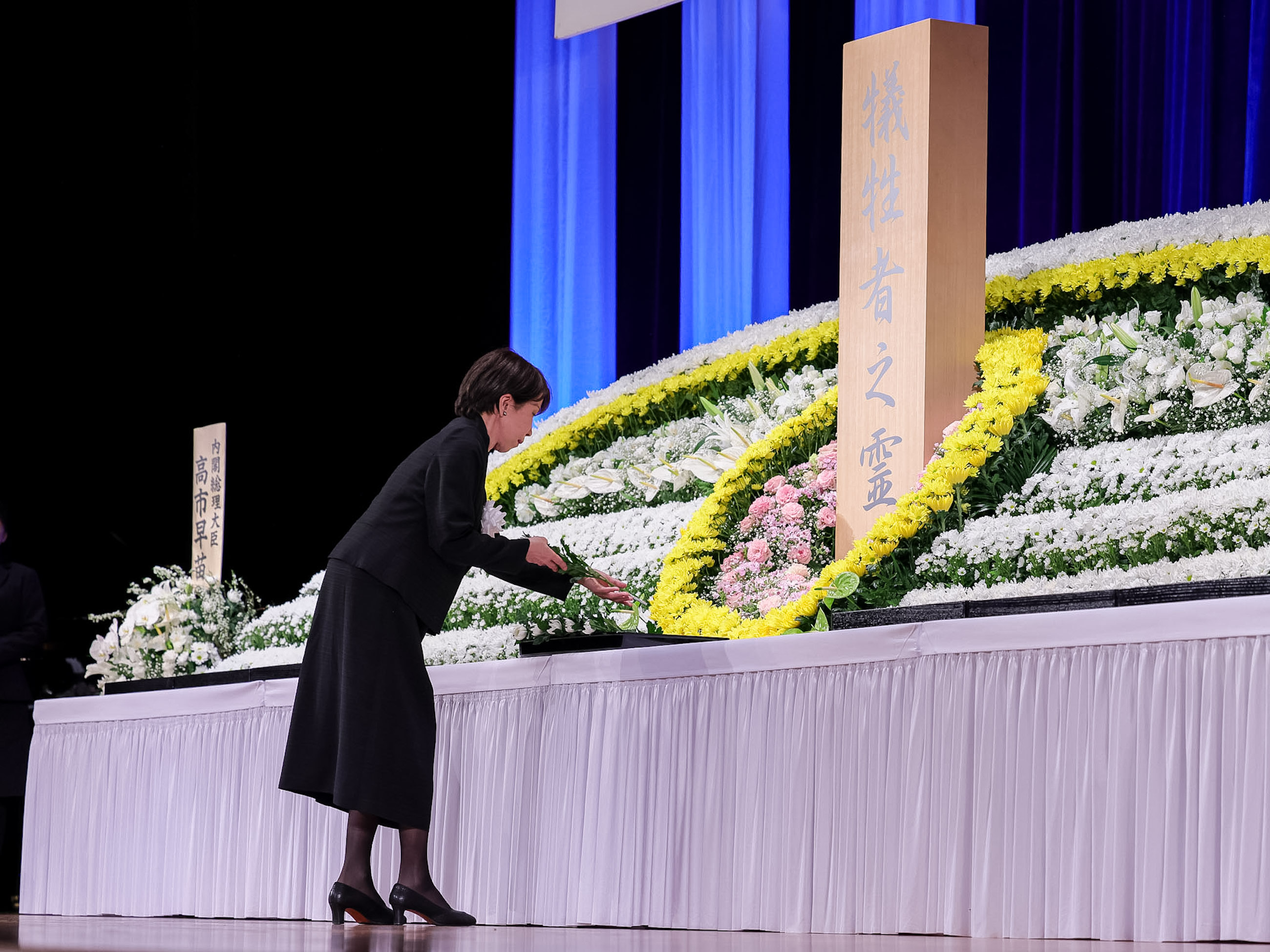 Prime Minister Takaichi laying flowers (3)