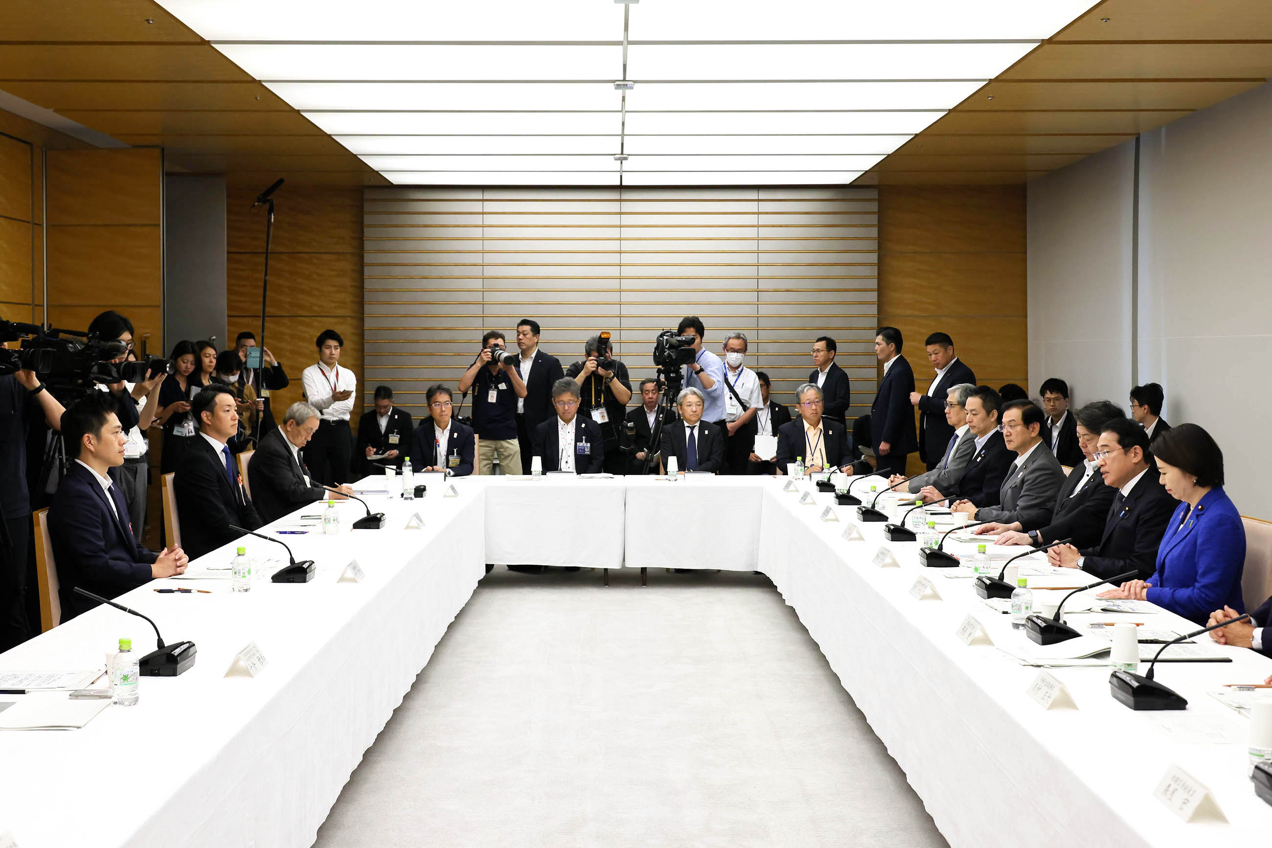 Prime Minister Kishida wrapping up a meeting (3)