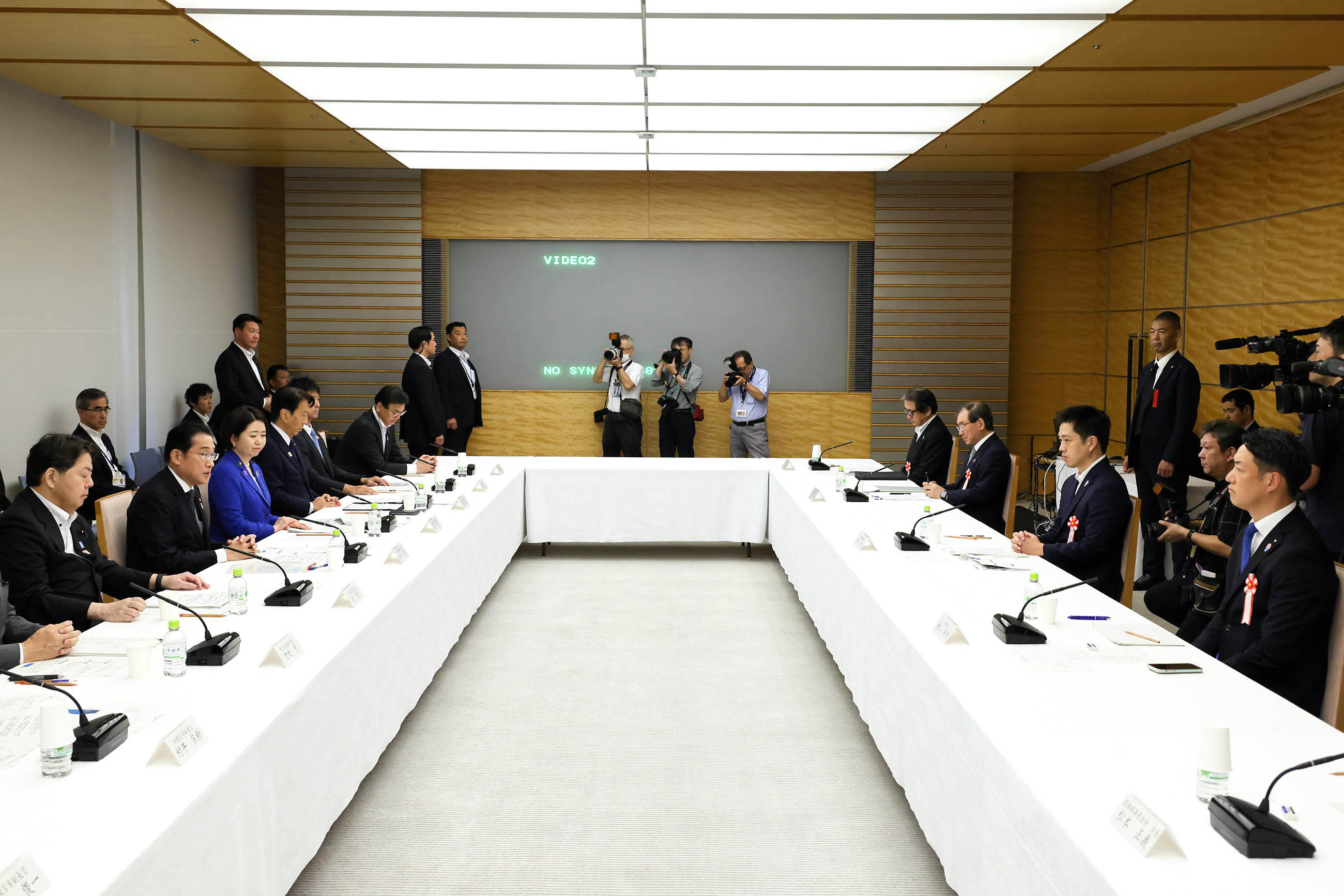 Prime Minister Kishida wrapping up a meeting (4)