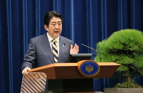 Photograph of the Prime Minister holding the press conference (1)