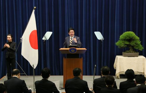 Photograph of the Prime Minister holding the press conference (2)