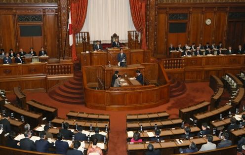 Photograph of the Prime Minister giving a report at the plenary session of the House of Councillors