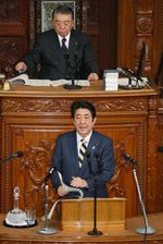 Photograph of the Prime Minister giving a report at the plenary session of the House of Representatives (1)